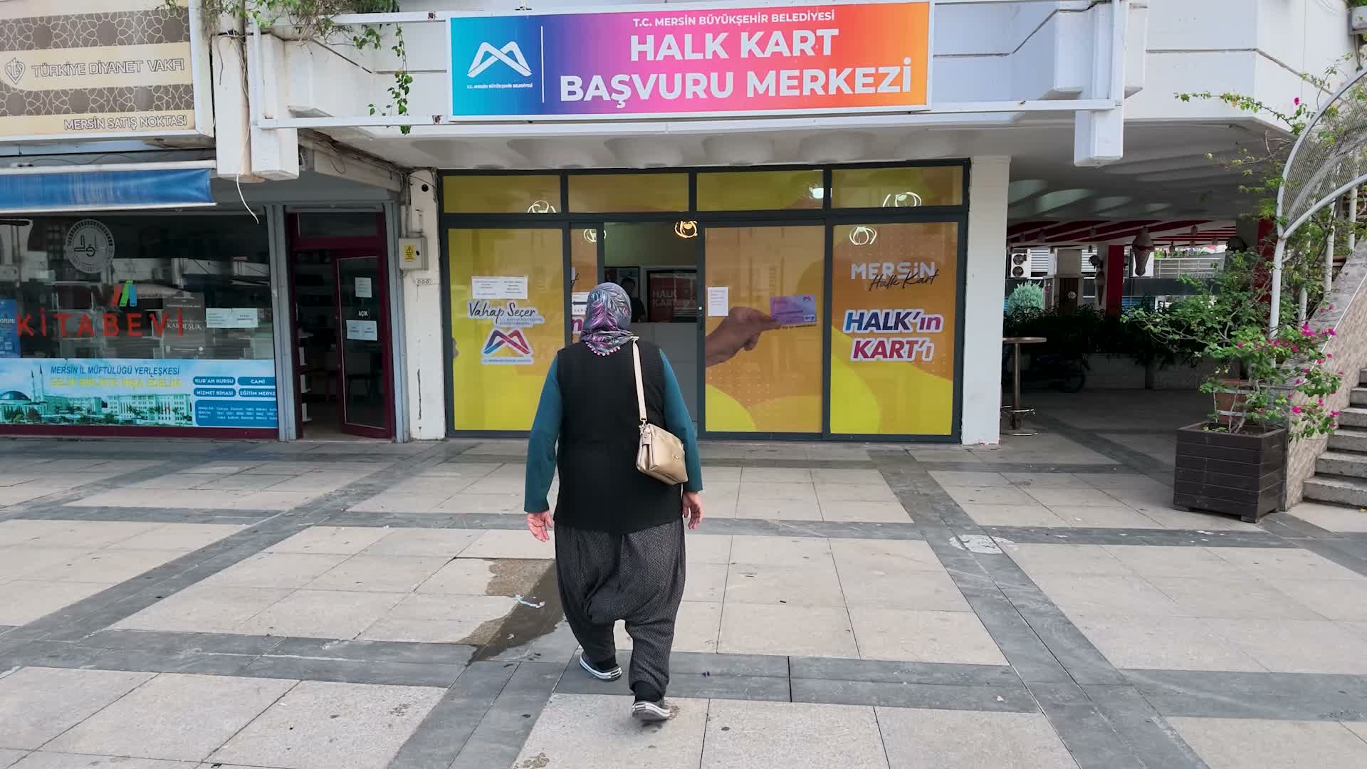 Mersin Büyükşehir Belediyesi’nin “Halk Kart” uygulamasından 7 bin 500 aile yararlanıyor