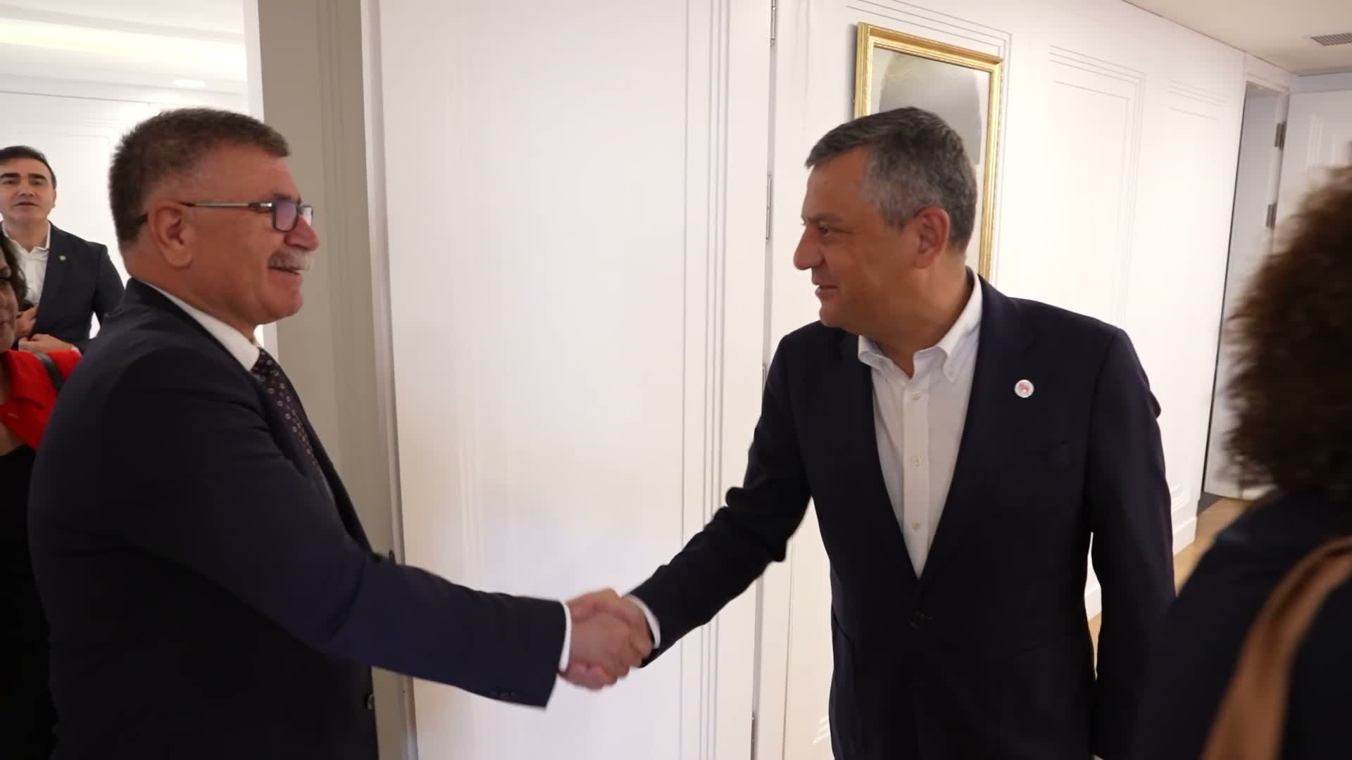 Özgür Özel, KESK heyetiyle bir araya geldi