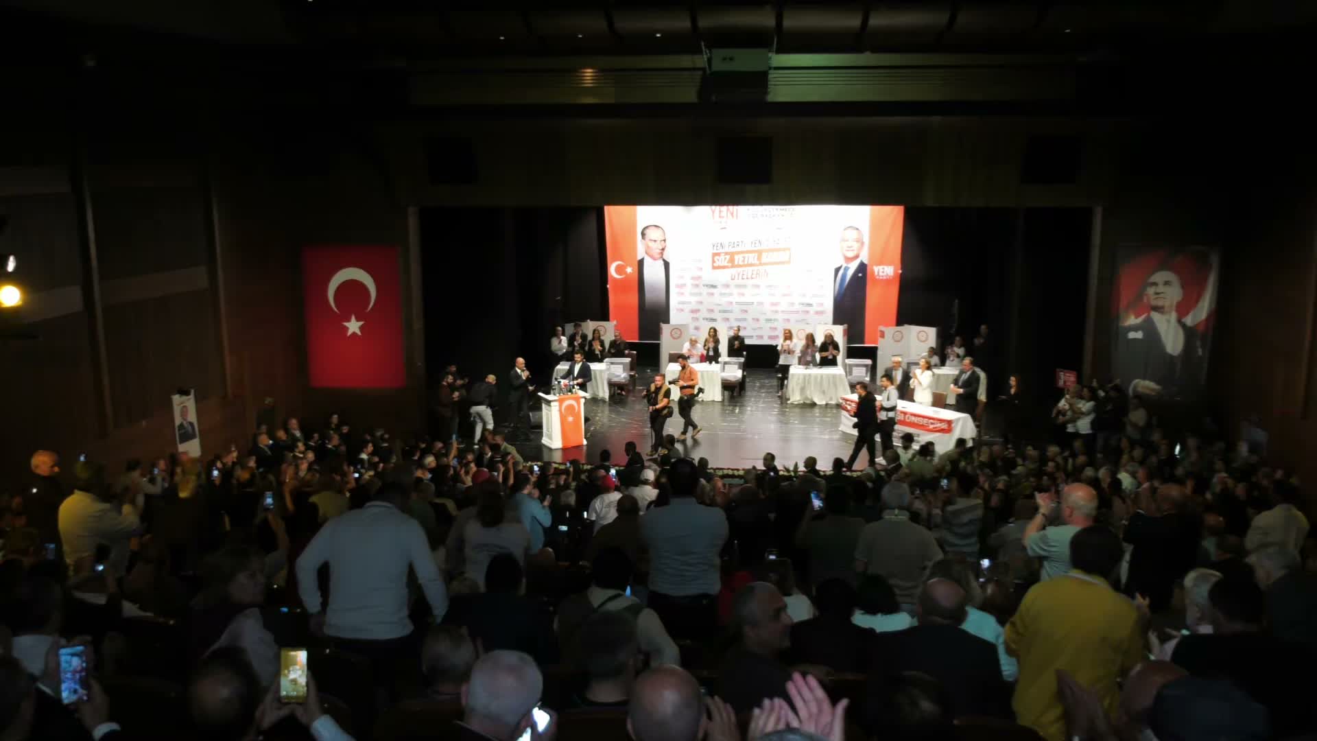 Özgür Özel'den Erdoğan'a: Senin bunlardan haberin varsa, istifa etmelisin. Haberin yoksa sandığı getirmelisin