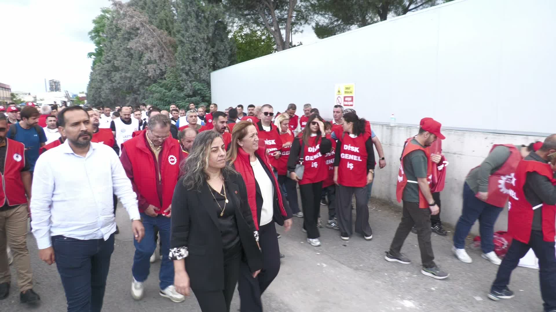 DİSK Genel Başkanı Çerkezoğlu OMYA eyleminde konuştu: İşçinin 4 bin yılda kazanacağı geliri 4 ayda kazananlarla uğraşmalı mahkemeler
