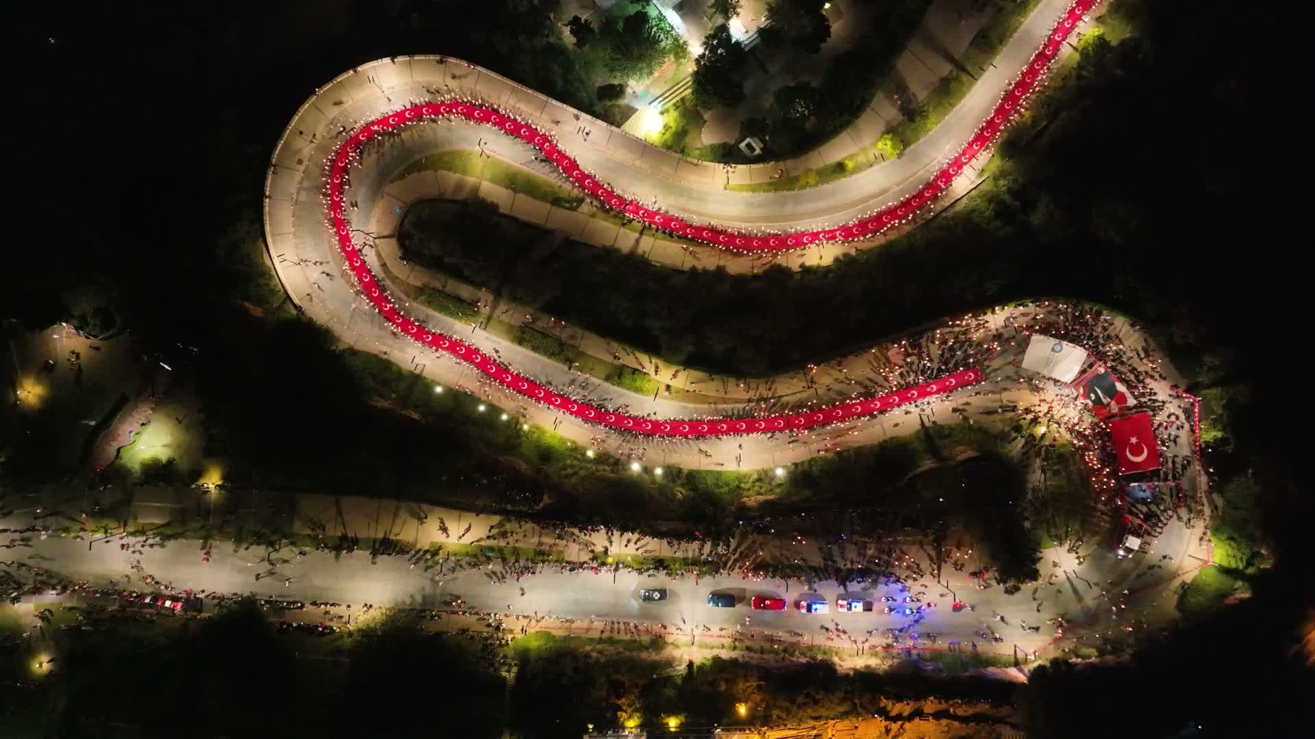 Antalya’da binlerce kişi 400 metrelik Türk bayrağıyla yürüdü