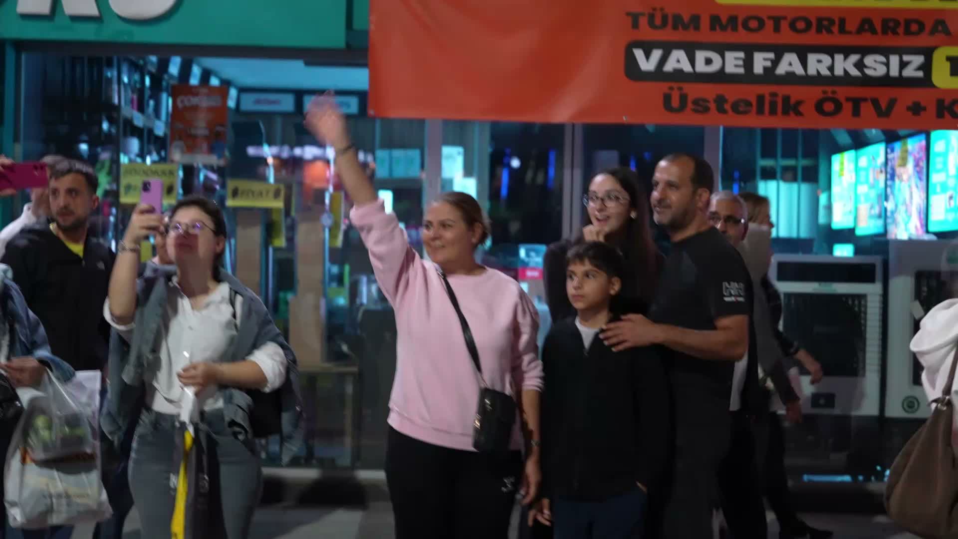 Candan Erçetin, Manisa Cumhuriyet Meydanı’nda vatandaşlarla buluştu