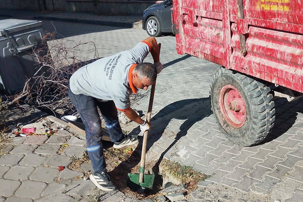 Burhaniye Belediyesi’nden yağış öncesi temizlik çalışması