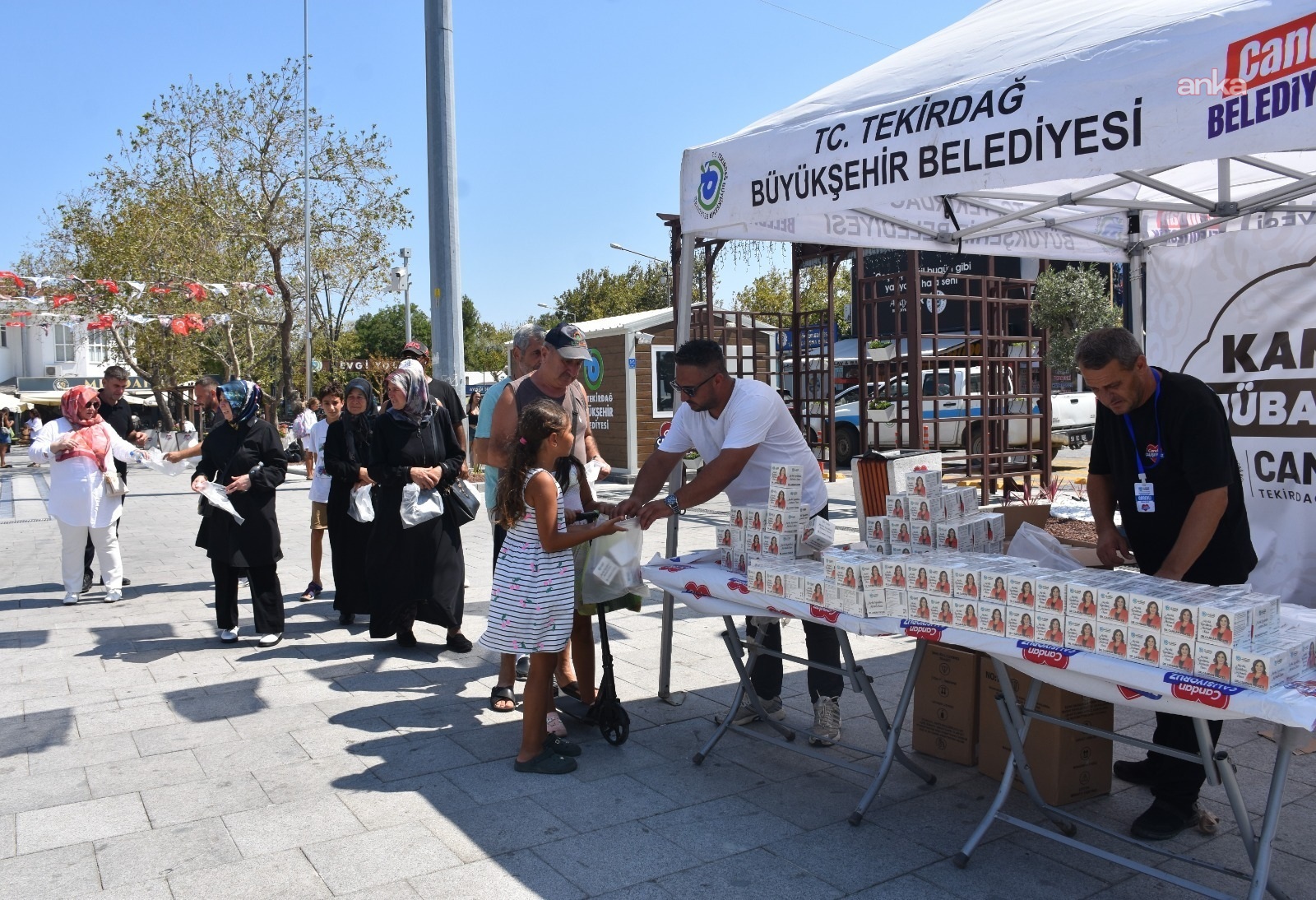 Tekirdağ Büyükşehir Belediyesi’nden kandil simidi ikramı
