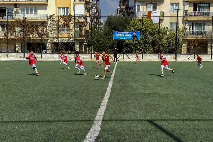 Efeler'de Cumhuriyet coşkusu futbol heyecanıyla birleşti
