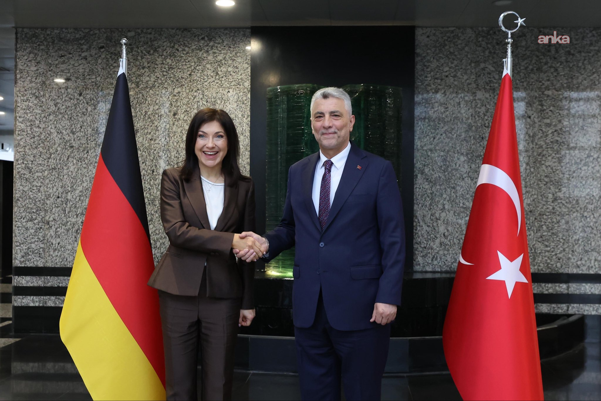 Bakan Bolat, Almanya Ekonomi ve Enerji Bakanı Reiche ile bir araya geldi