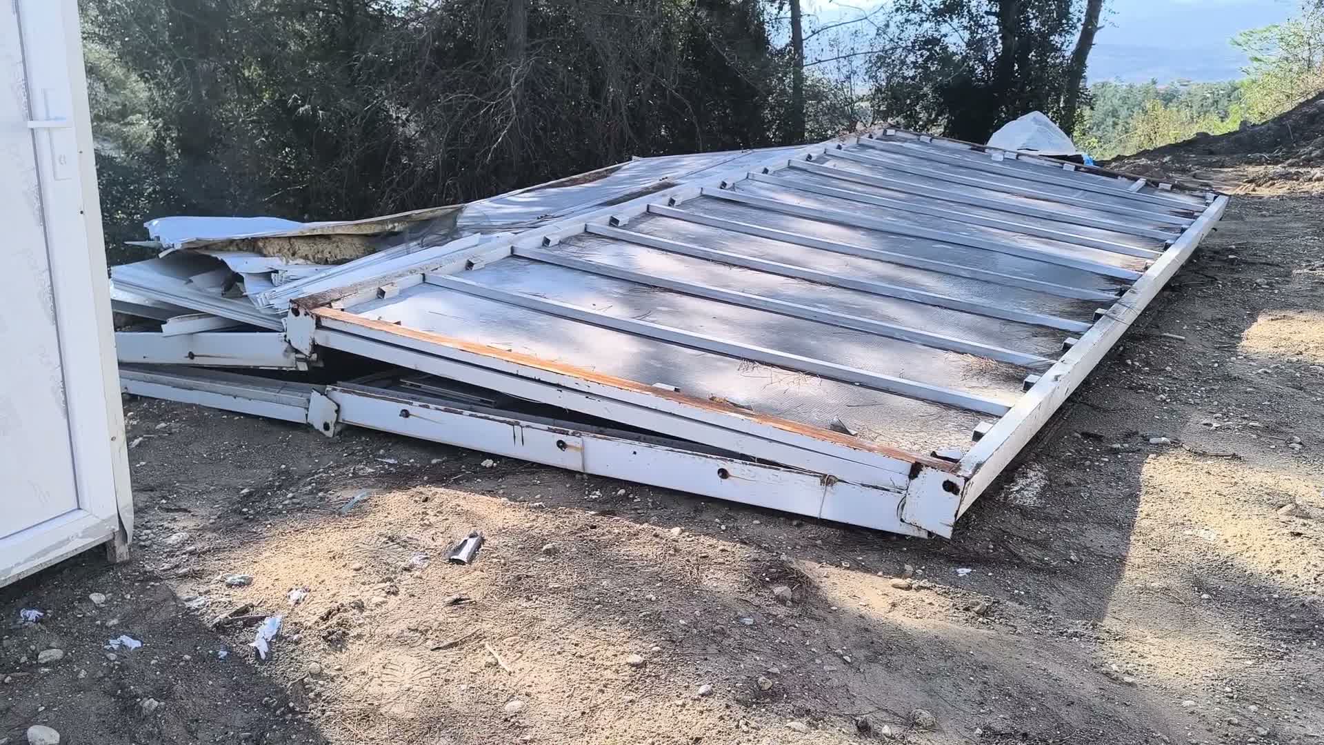 Depremde barakalarını, şiddetli yağışta konteynerlerini yitirdiler