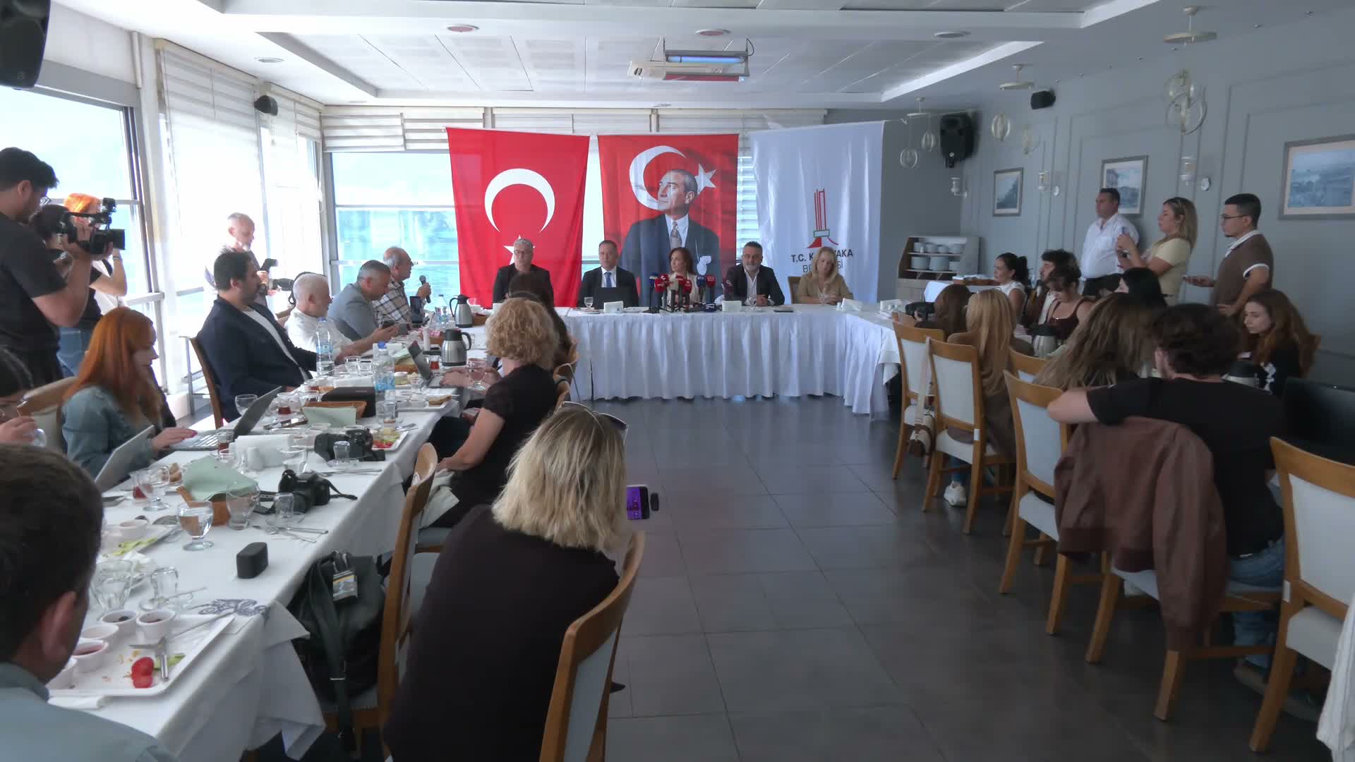 Karşıyaka Belediye Başkanı Ünsal'dan 'pano sökümü'' açıklaması: Büyükşehir, hukuka aykırı uygulamayı sadece Karşıyaka’da yapıyor