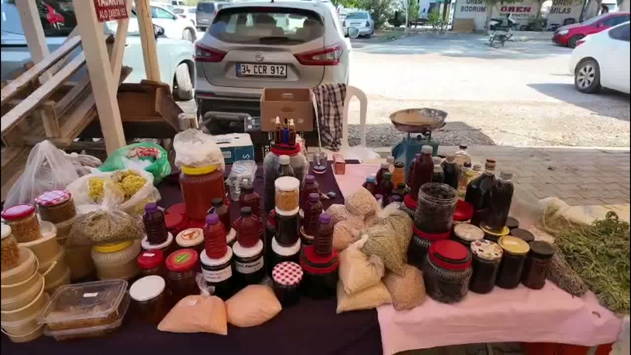 Milas Ören Pazarı’nda vatandaş geçim mücadelesini anlattı: "Getiriyorum, götürüyorum. Bir kilo, iki kilo yağ satıyorum"