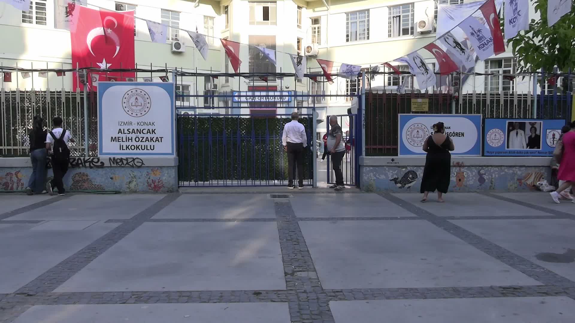 İzmir’de üç okul tek binaya sığdırıldı: Veliler isyan etti