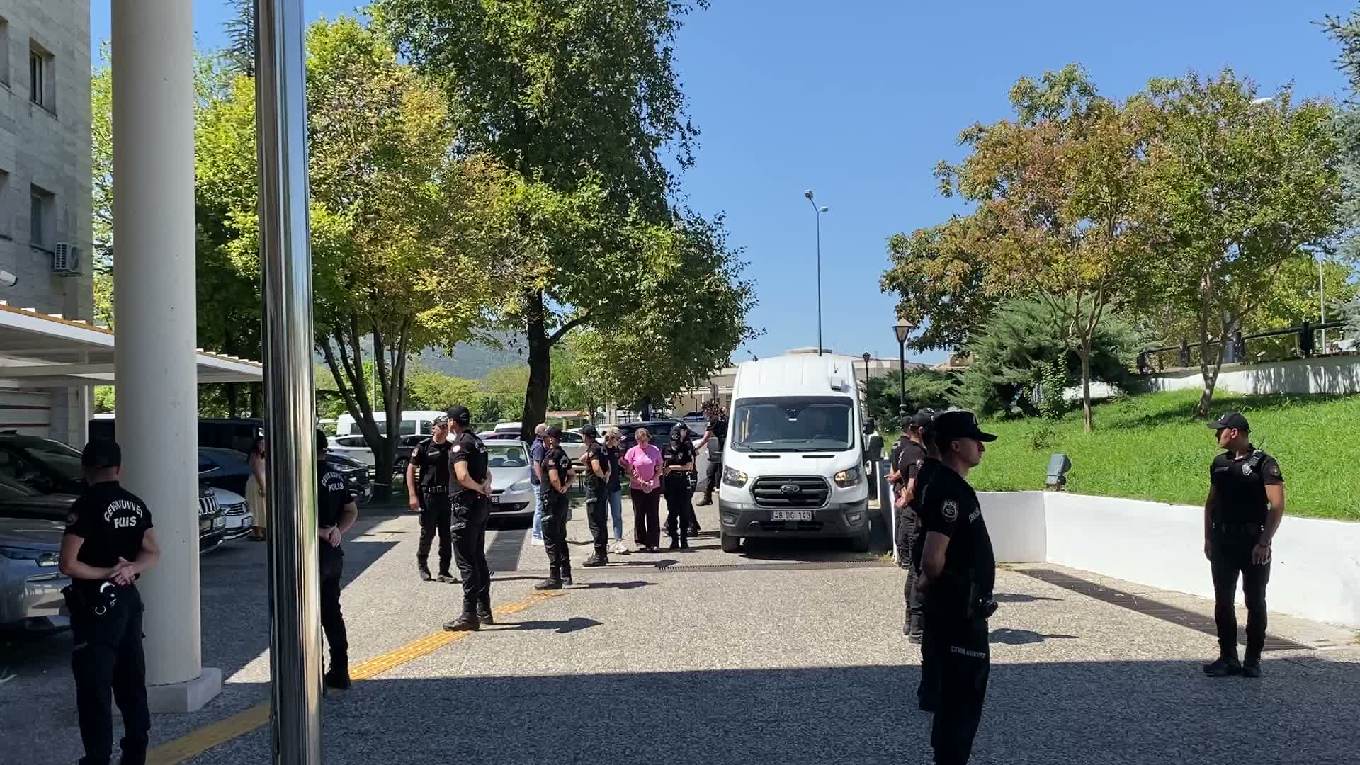 FETÖ'nün suikast timindeki eski yüzbaşıya destek sağladıkları belirlenen 10 şüpheli serbest bırakıldı