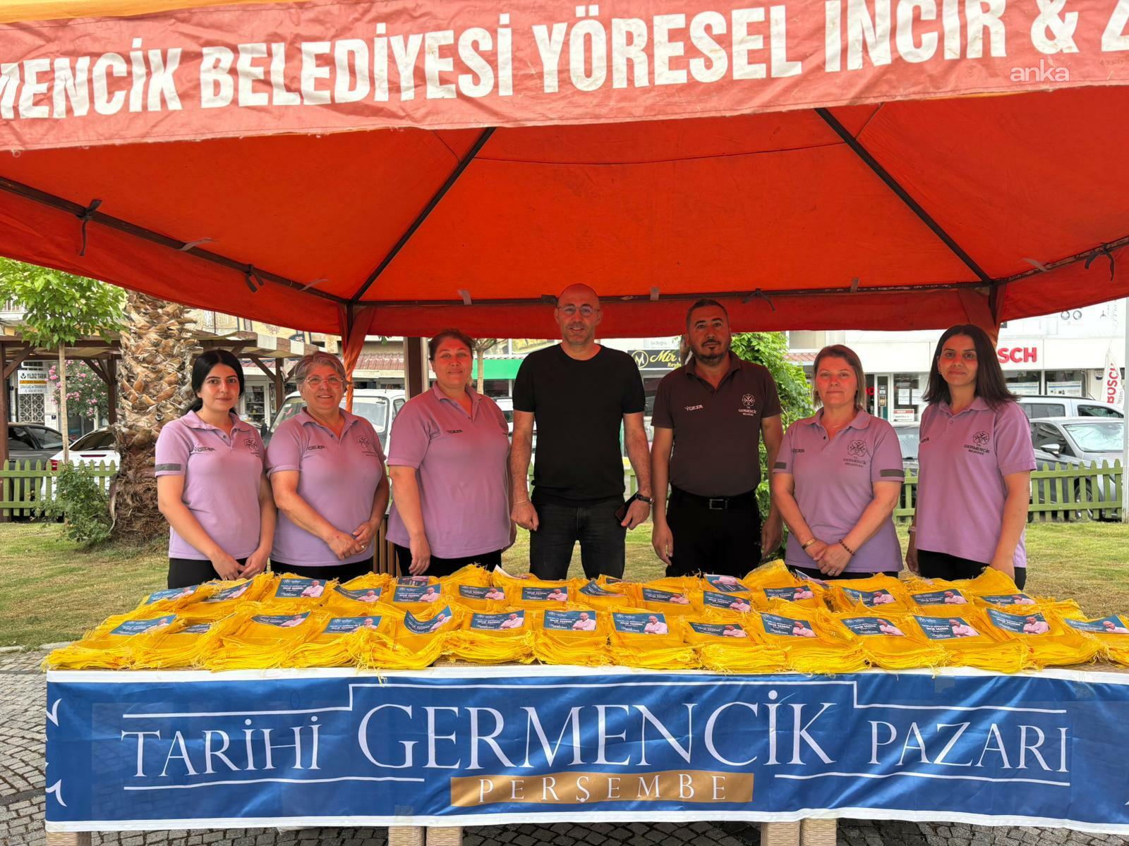 Germencik Belediye Başkanı Zencirci, incir üreticilerine ilek torbası dağıttı