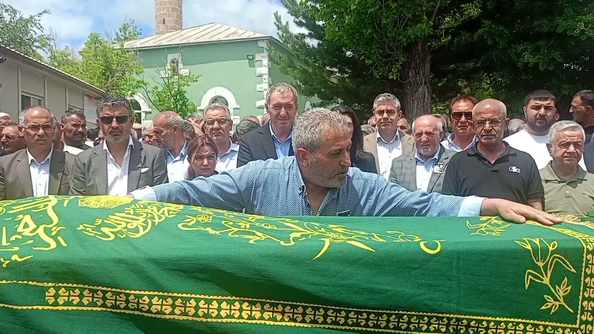 DEM Parti Eş Genel Başkanı Bakırhan yeğeninin cenazesine katıldı
