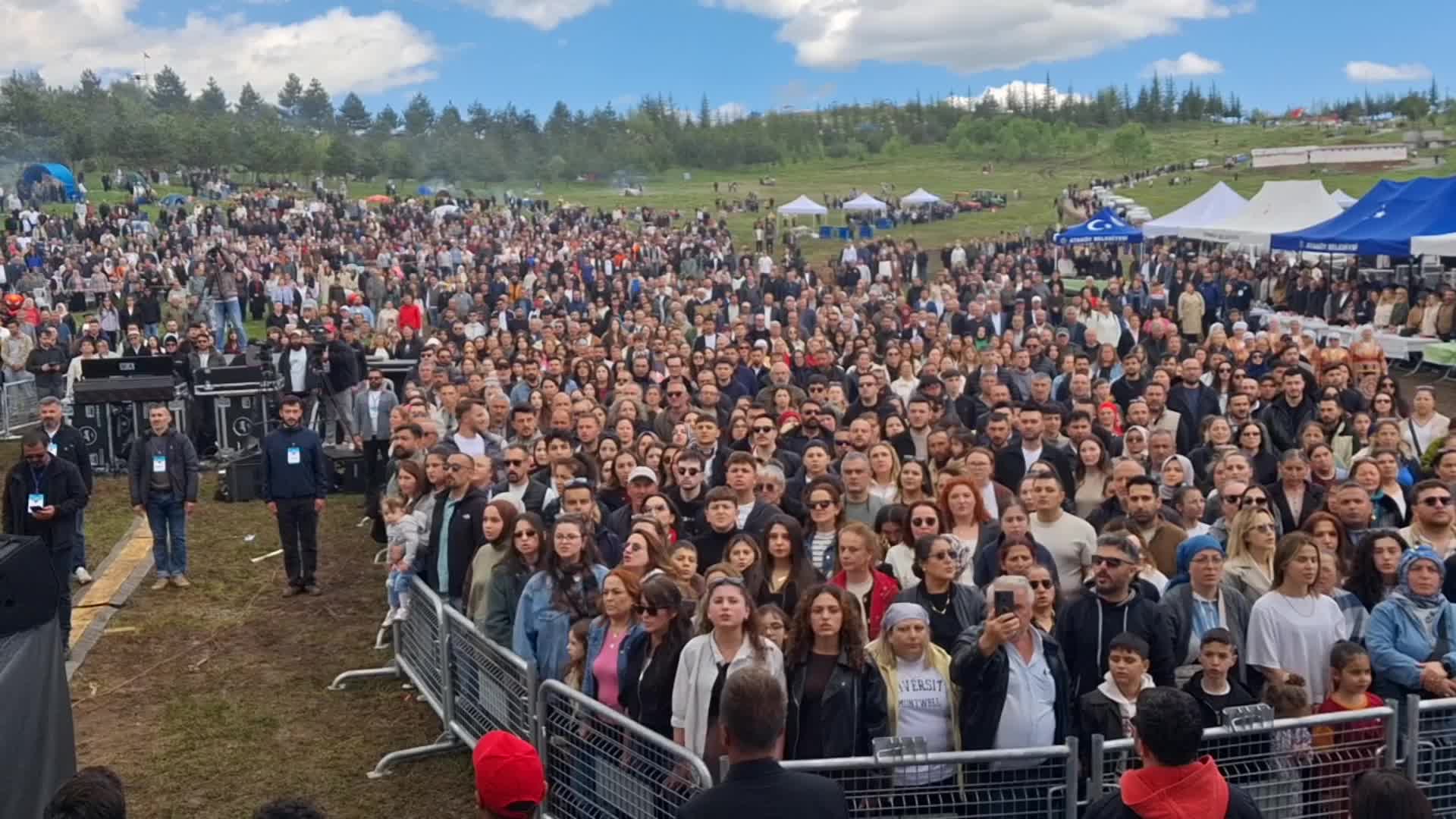 Haluk Levent rahatsızlığına rağmen Ataköy yaylasında sahneye çıktı