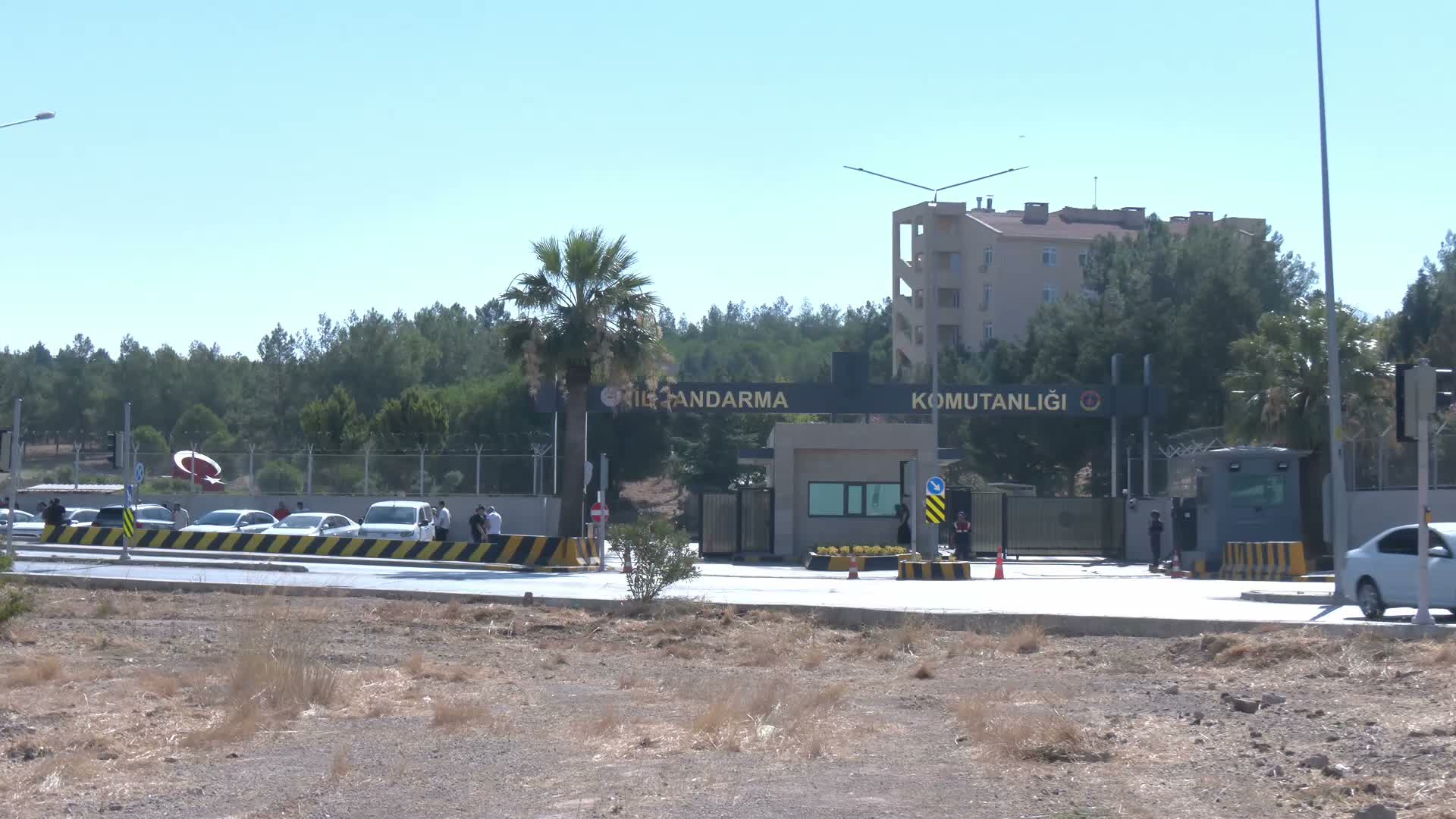 Menderes Belediyesi operasyonunda 13 gözaltı… Ailelerin jandarma önündeki bekleyişi sürüyor