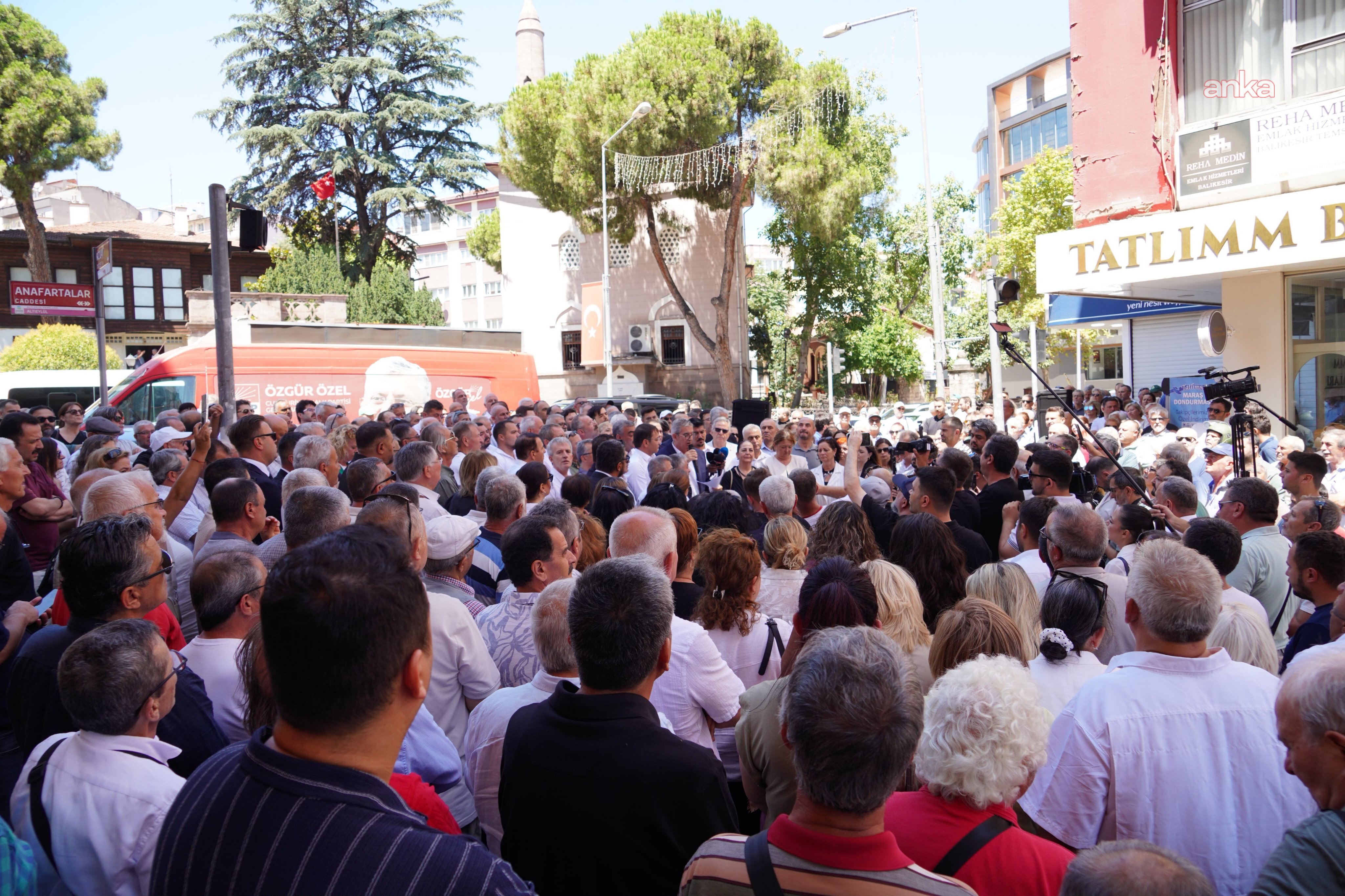 Balıkesir'de CHP'den 12 ilçe belediye başkanı ile il ve ilçe yönetimleri istifa etti
