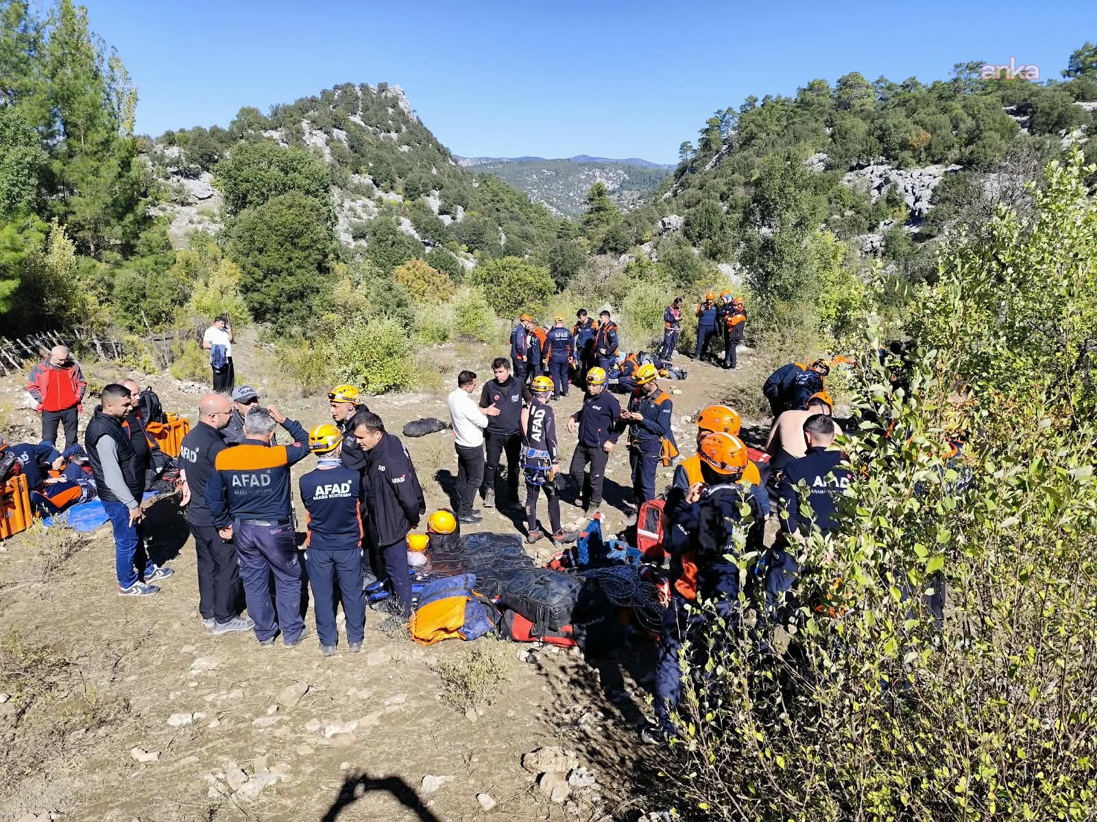 Isparta'da Yazılı Kanyon'da mahsur kalan 10 kişiyi kurtarma çalışmaları yeniden başlatıldı