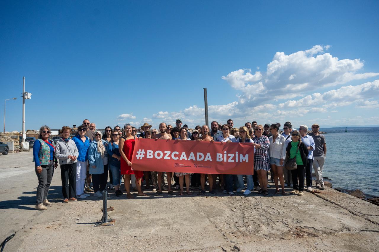 Bozcaada Bizim Hareketi gönüllüleri, rıhtım projesine denize girerek tepki gösterdi