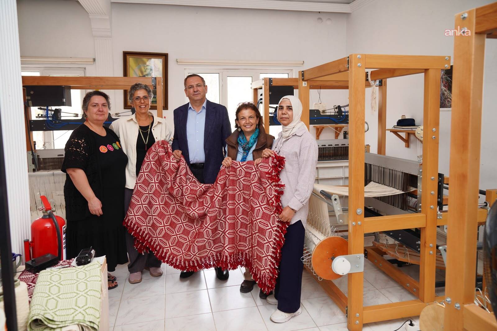 Ayvalık’ta kadınlar Girit battaniyesini gelecek kuşaklara taşıyor