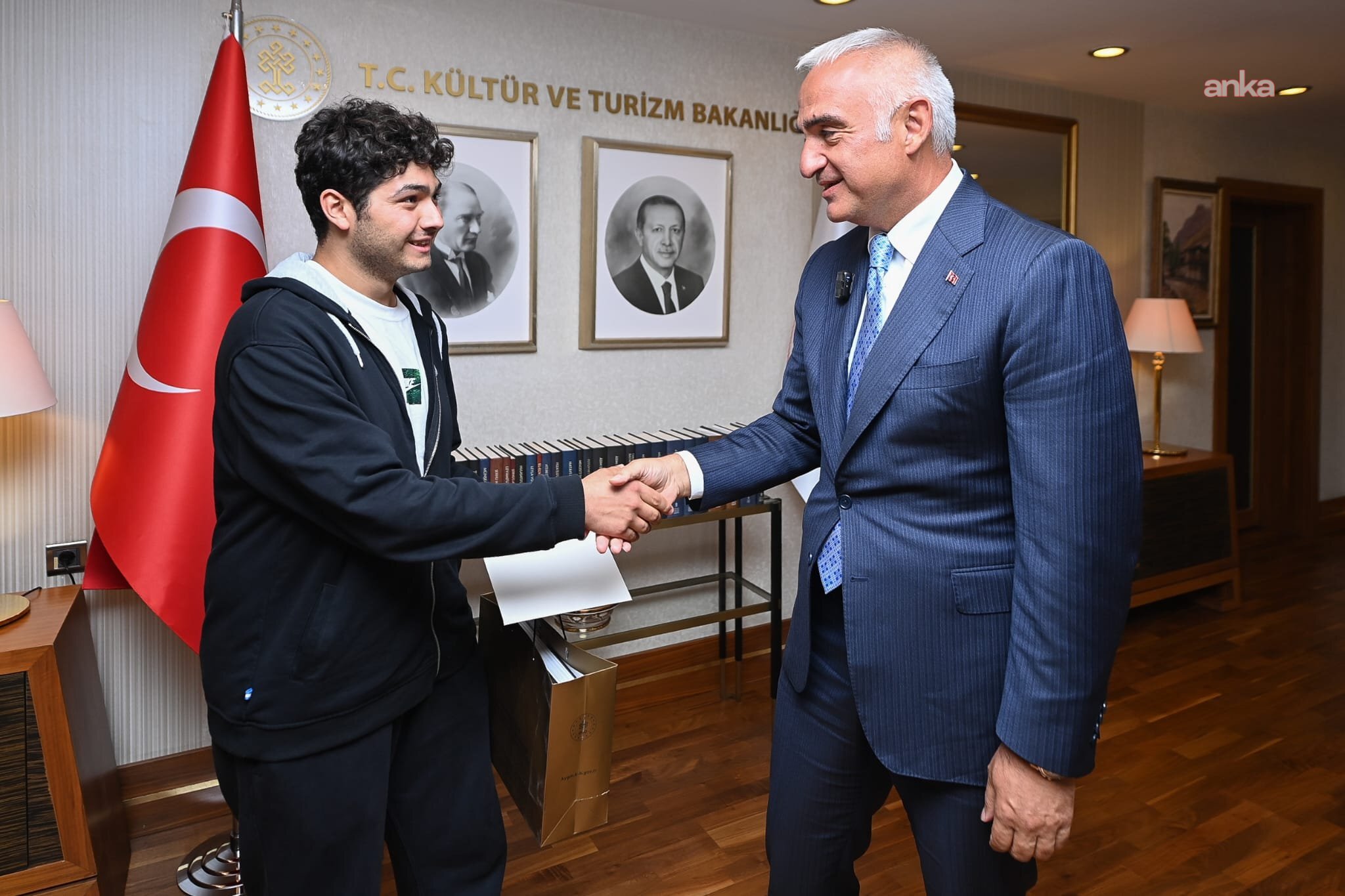 Bakan Ersoy, YKS Türkiye 142’ncisi Ahmet Deniz'i kabul etti