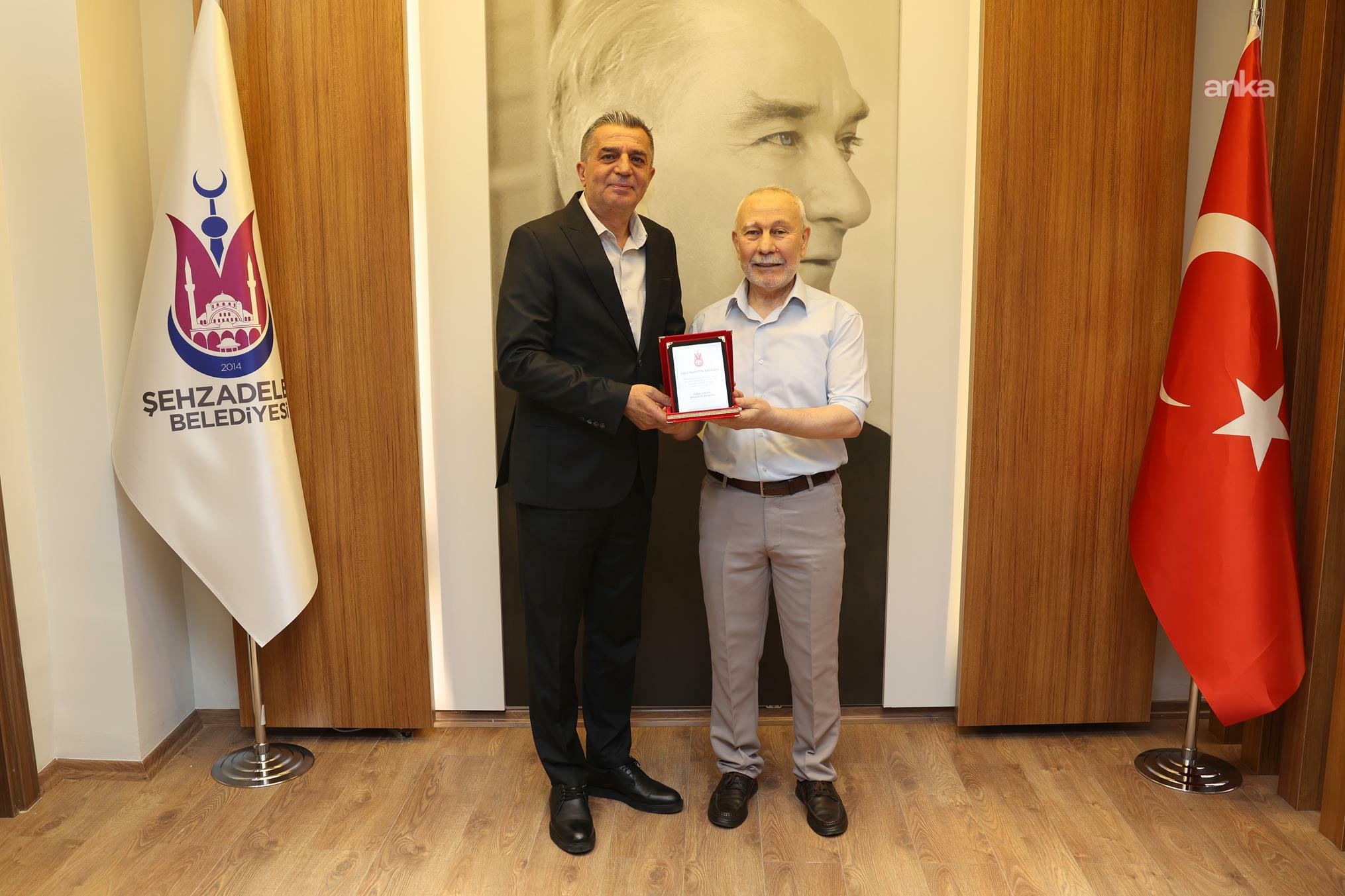 Şehzadeler Belediye Başkanı Şimşek'ten 42 yıllık nikah memuruna plaket