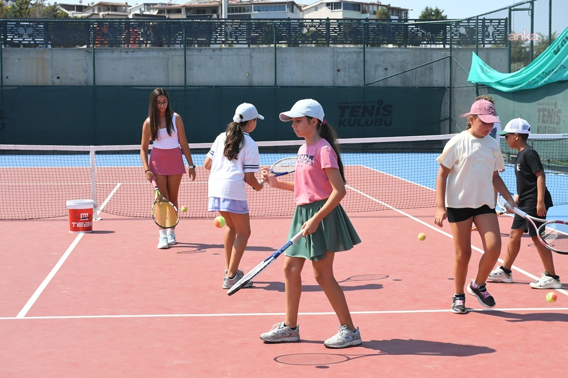 Kuşadası Belediyesi'nin düzenlediği yaz tenis kurslarına yoğun ilgi