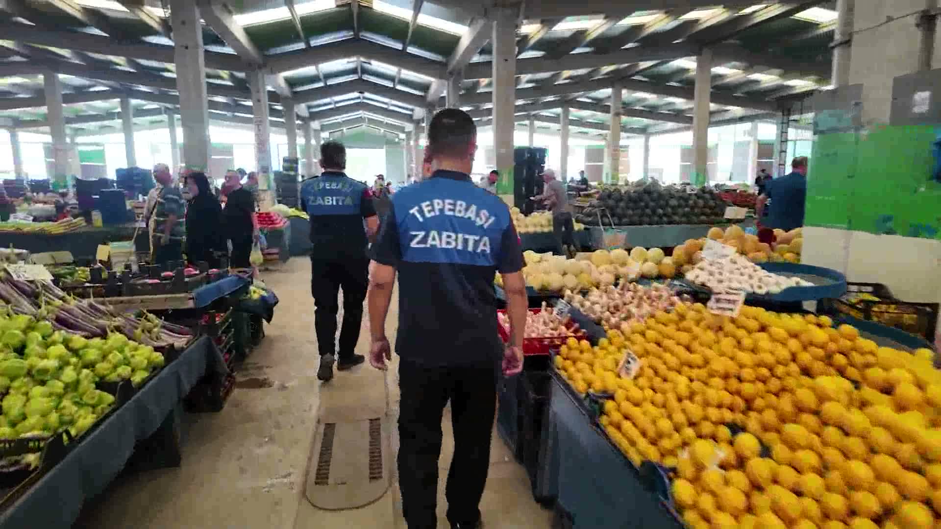 Tepebaşı Belediyesi zabıta ekiplerinden semt pazarlarında değerlendirme mesaisi