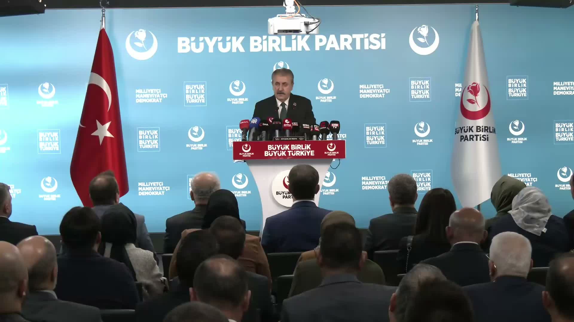 Mustafa Destici:  "Kutsal değerler, siyasi ve askerî tercihlere yönelik eleştirileri susturmak için kullanılmamalıdır"