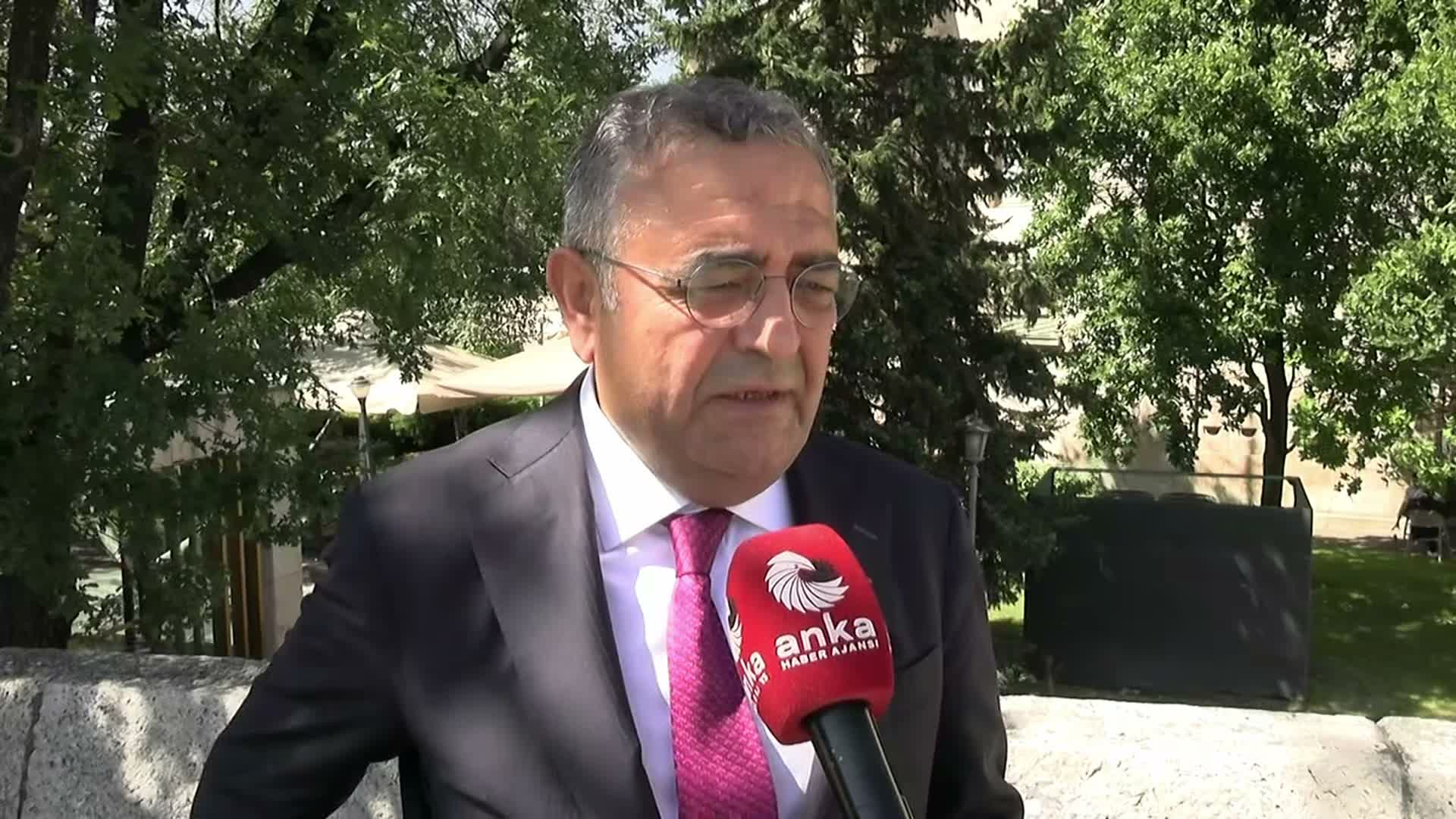 Özgür Özel yeni partiyi açıkladı... Milletvekilleri ve il başkanlarından değerlendirmeler... “Milletle beraber yeni ve büyük bir yürüyüş başlatıyoruz”