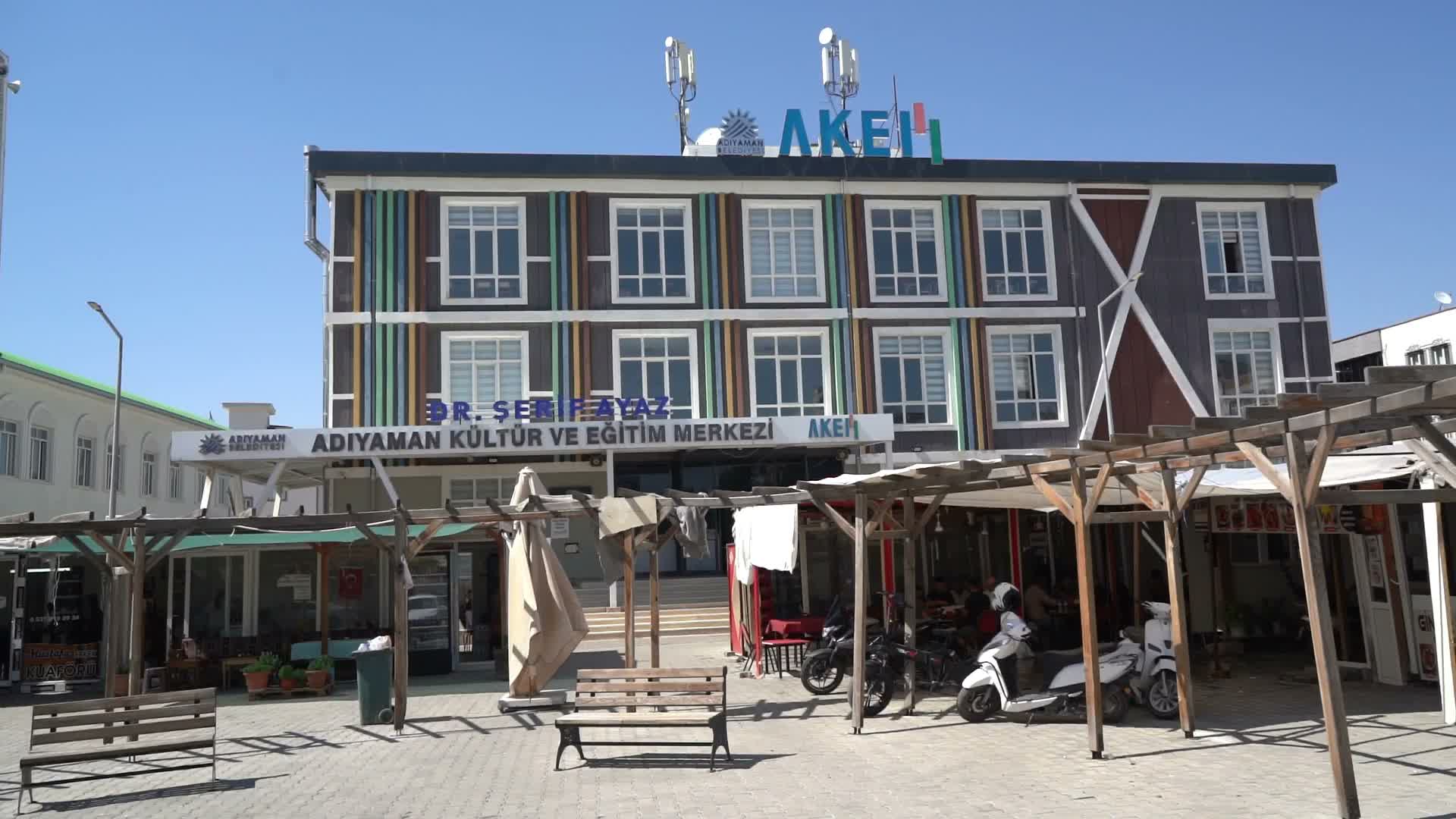 AKEM’de veliler ve çocuklar aynı atölyede resim eğitimi alıyor