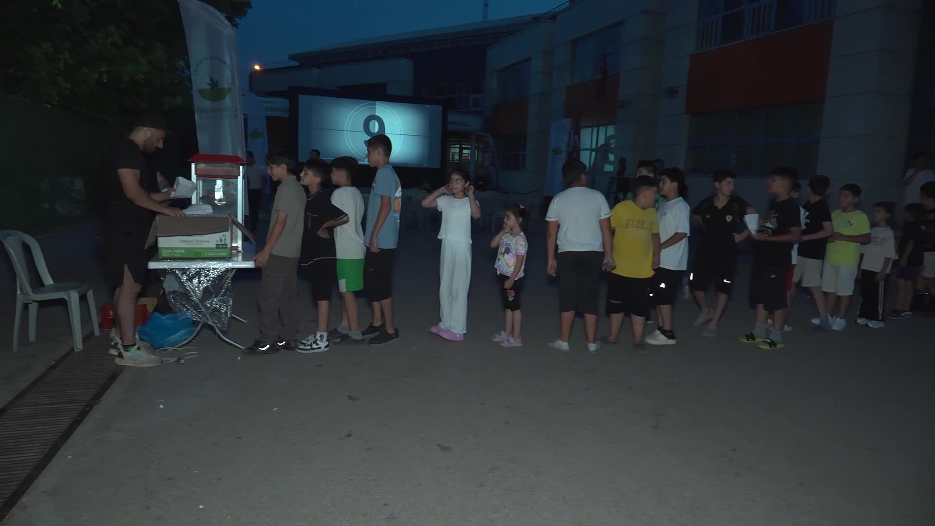Osmangazi'de çocuklara açık havada sinema keyfi