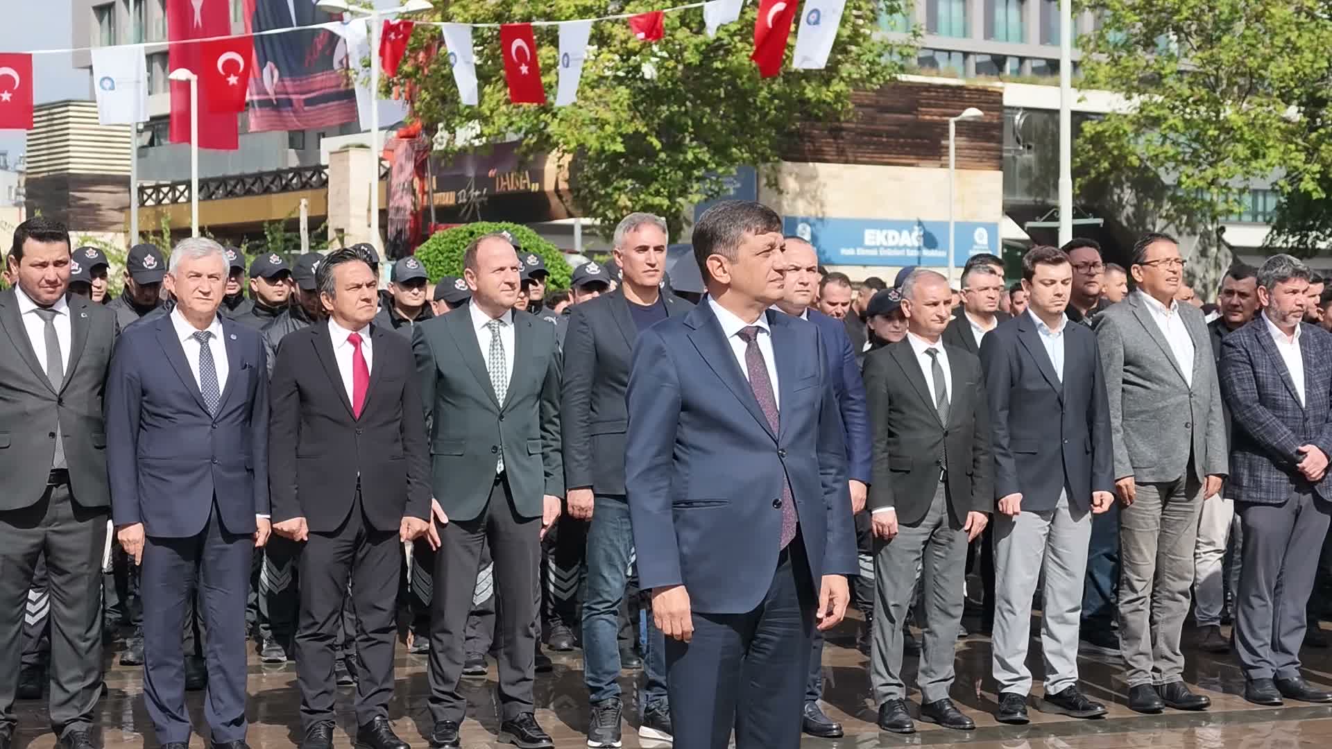 Antalya'da Cumhuriyet Bayramı kutlamaları çelenk sunma töreniyle başladı