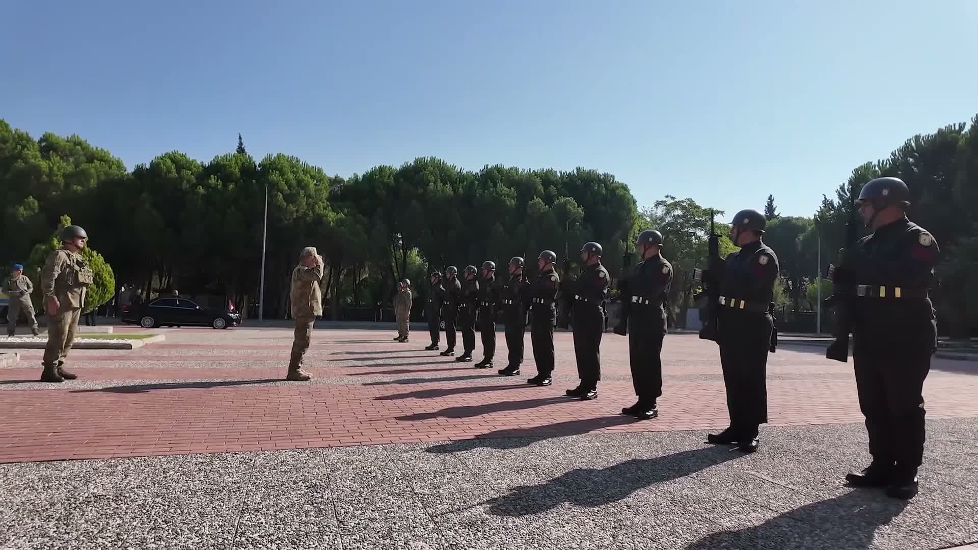 Orgeneral Tokel, Somali 21'inci Kartal Tugayı personelinin komando temel eğitimi mezuniyet törenine katıldı