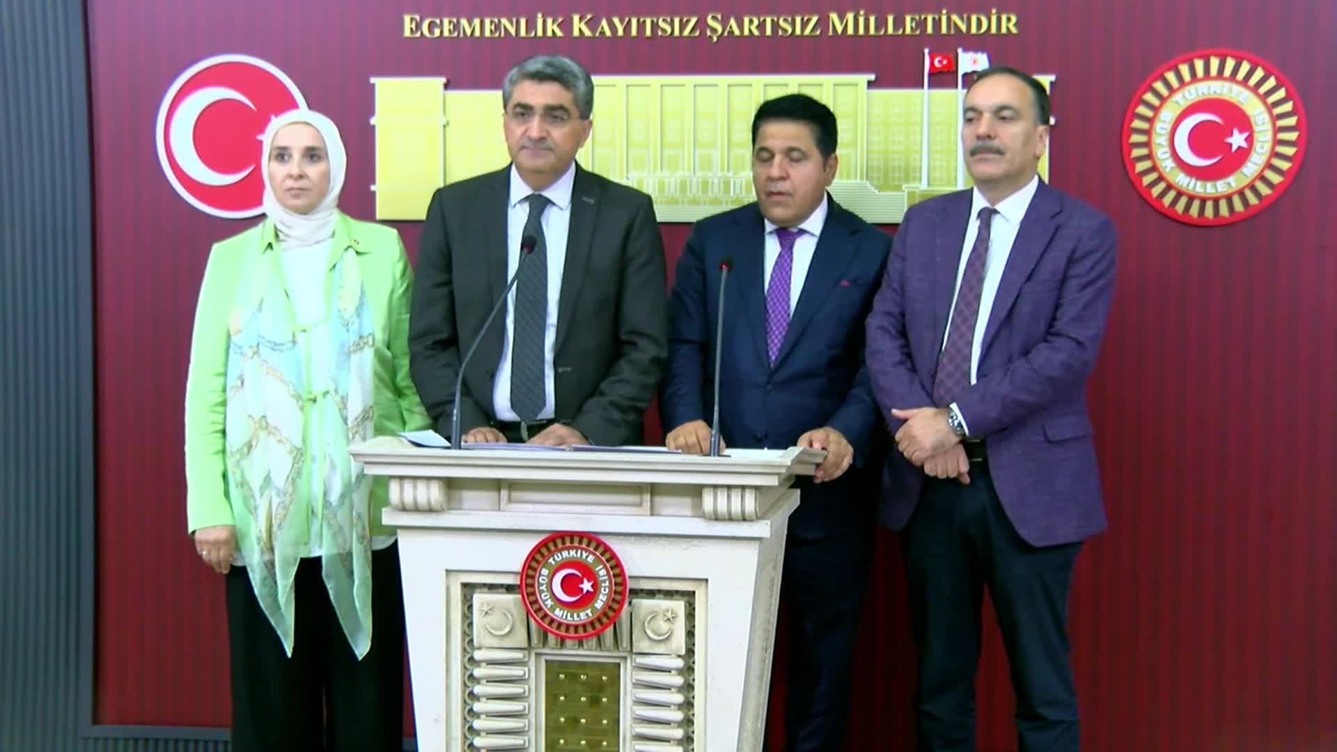 Bülent Kaya'dan Hulusi Akar'a: "Silah arkadaşlarınızı mahkeme kapılarında süründürecek yasayı çıkarmak içinize siniyor mu?"