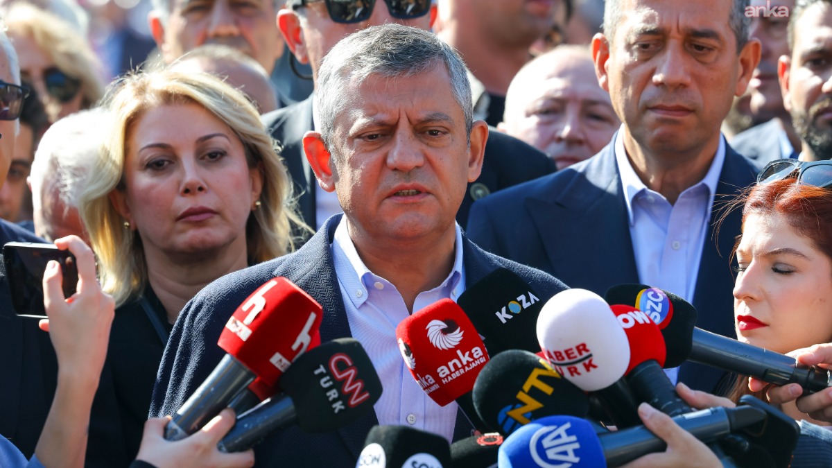Özel: "Biliyorduysan Karşıyaka Belediye Başkanı'nı niye ihraç etmedin?"