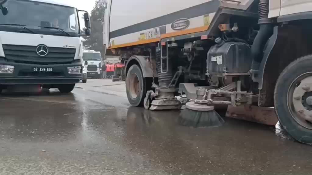Adıyaman Belediyesi kendi araç filosuyla temizlik hizmetini yürütüyor