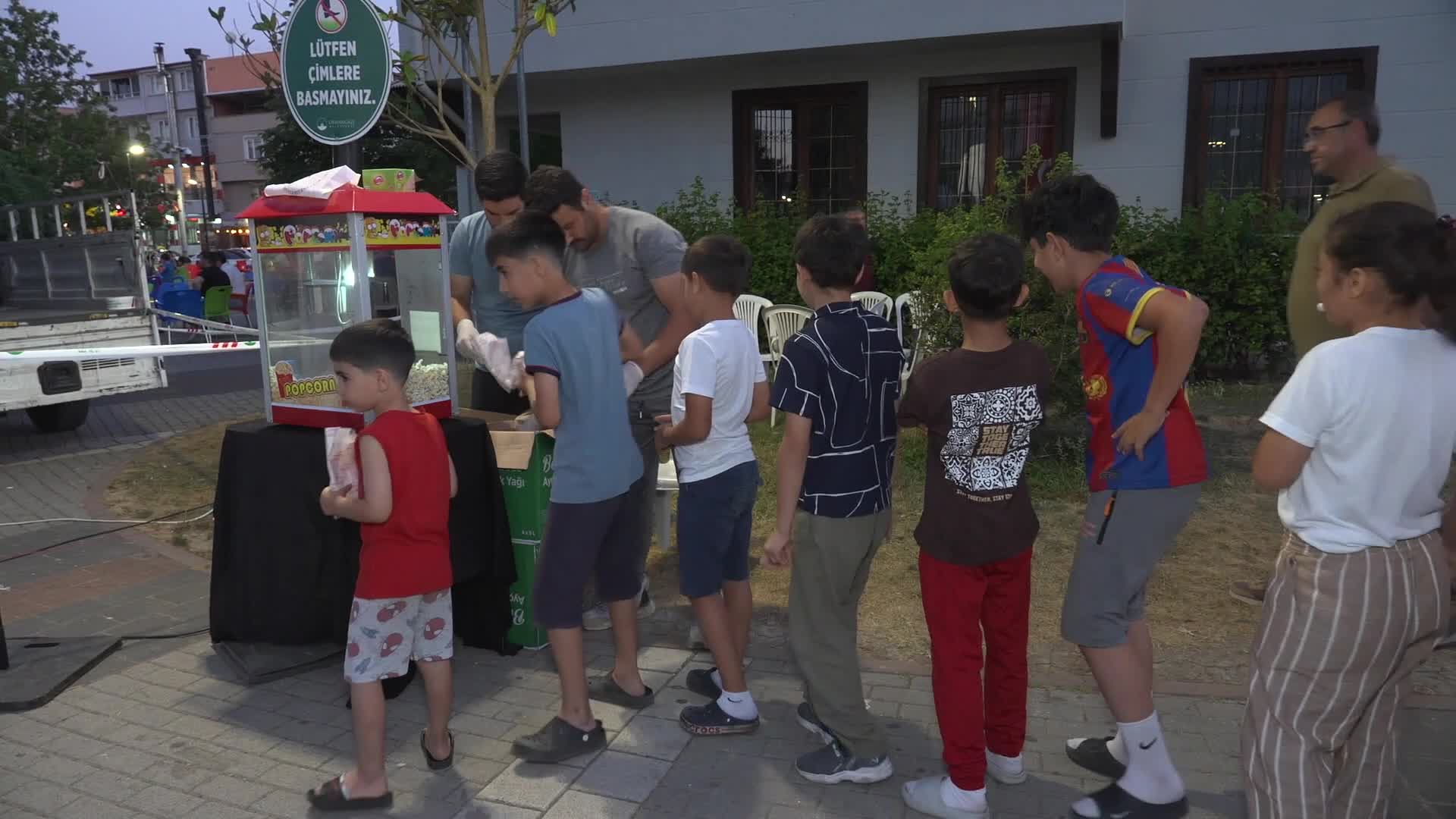 Osmangazili çocuklar açık havada "Efsane Takım Bilim Kahramanları" filmini izledi