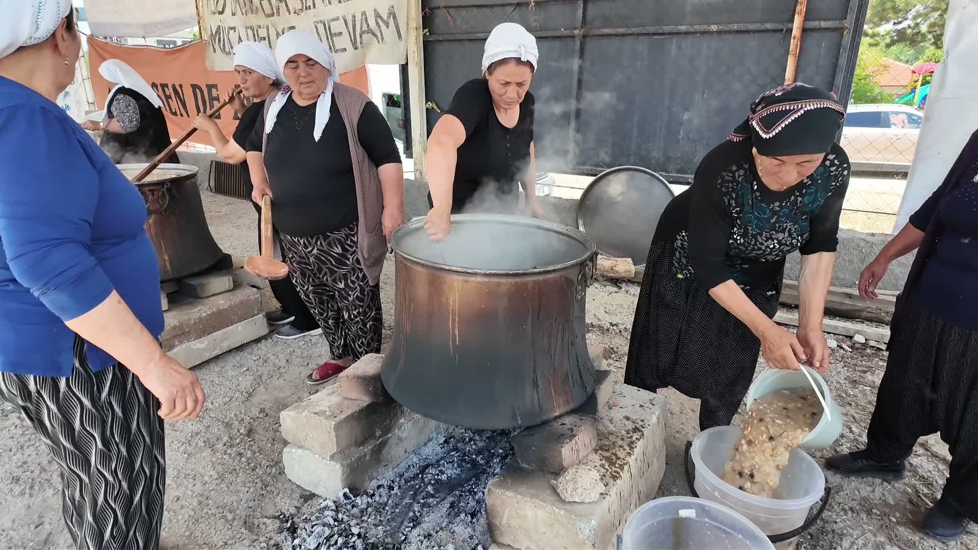 Yozgat’ta 5 kazan aşure dağıtıldı