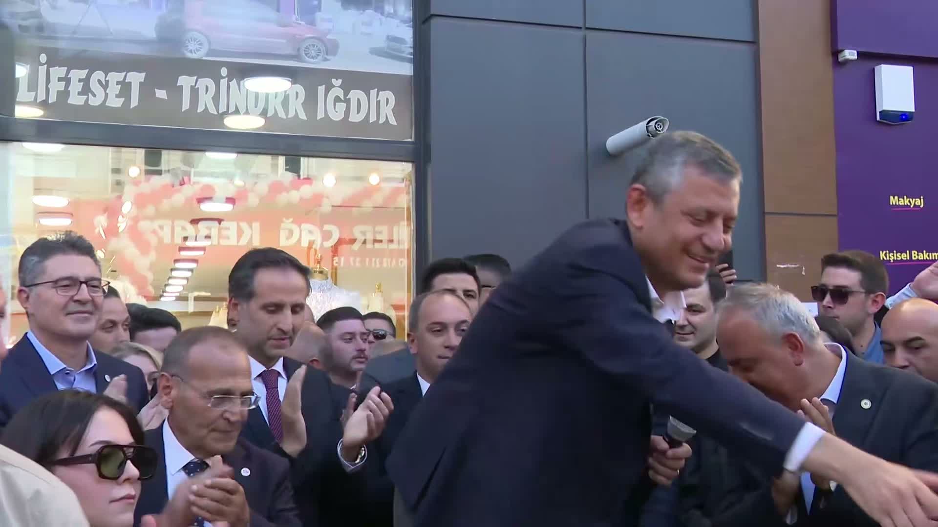 Özgür Özel Ardahan'da... Özel: "AK Parti'nin kara düzeninin garantileri bitecek, milletin geçim garantisi dönemi YENİ Parti'nin iktidarında gelecek"