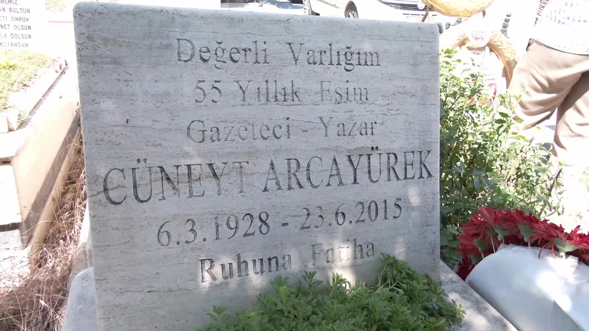 Gazeteci Cüneyt Arcayürek, vefatının 11’inci yılında mezarı başında anıldı