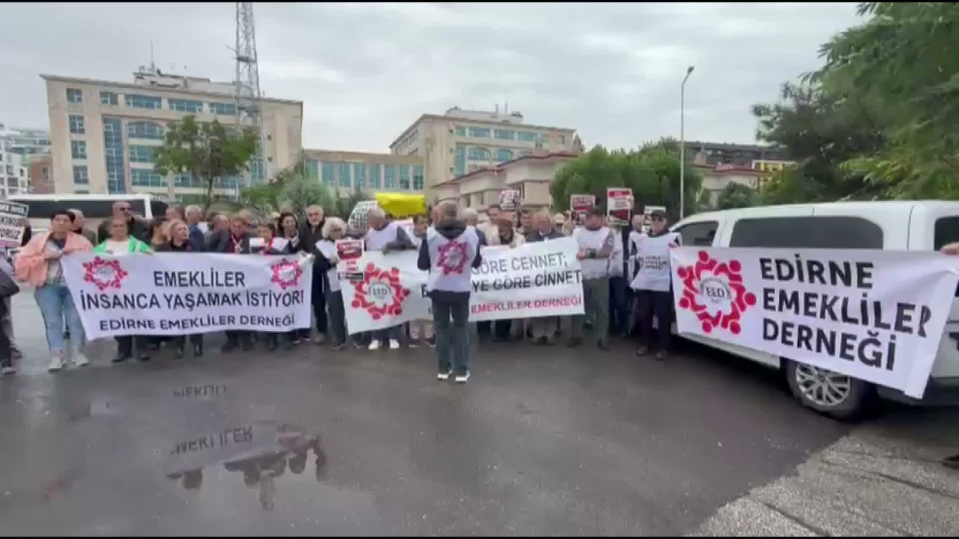 Edirne’de emeklilerden eylem: Bu ülkede gerçekler rakamlarda saklı