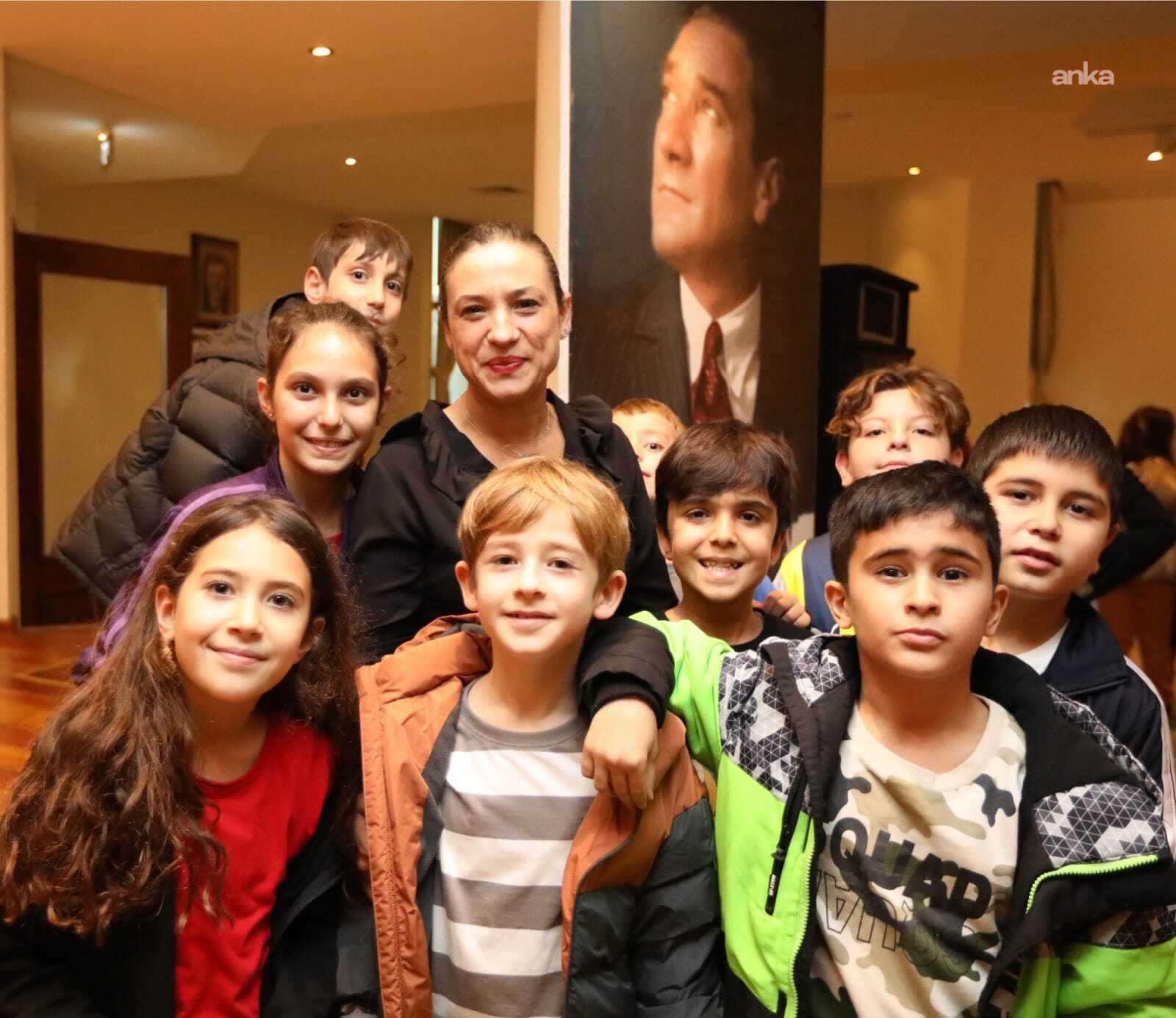 Selçuk’ta eğitim dayanışması büyüyor: Öğrencilere ve ailelere destek sürüyor