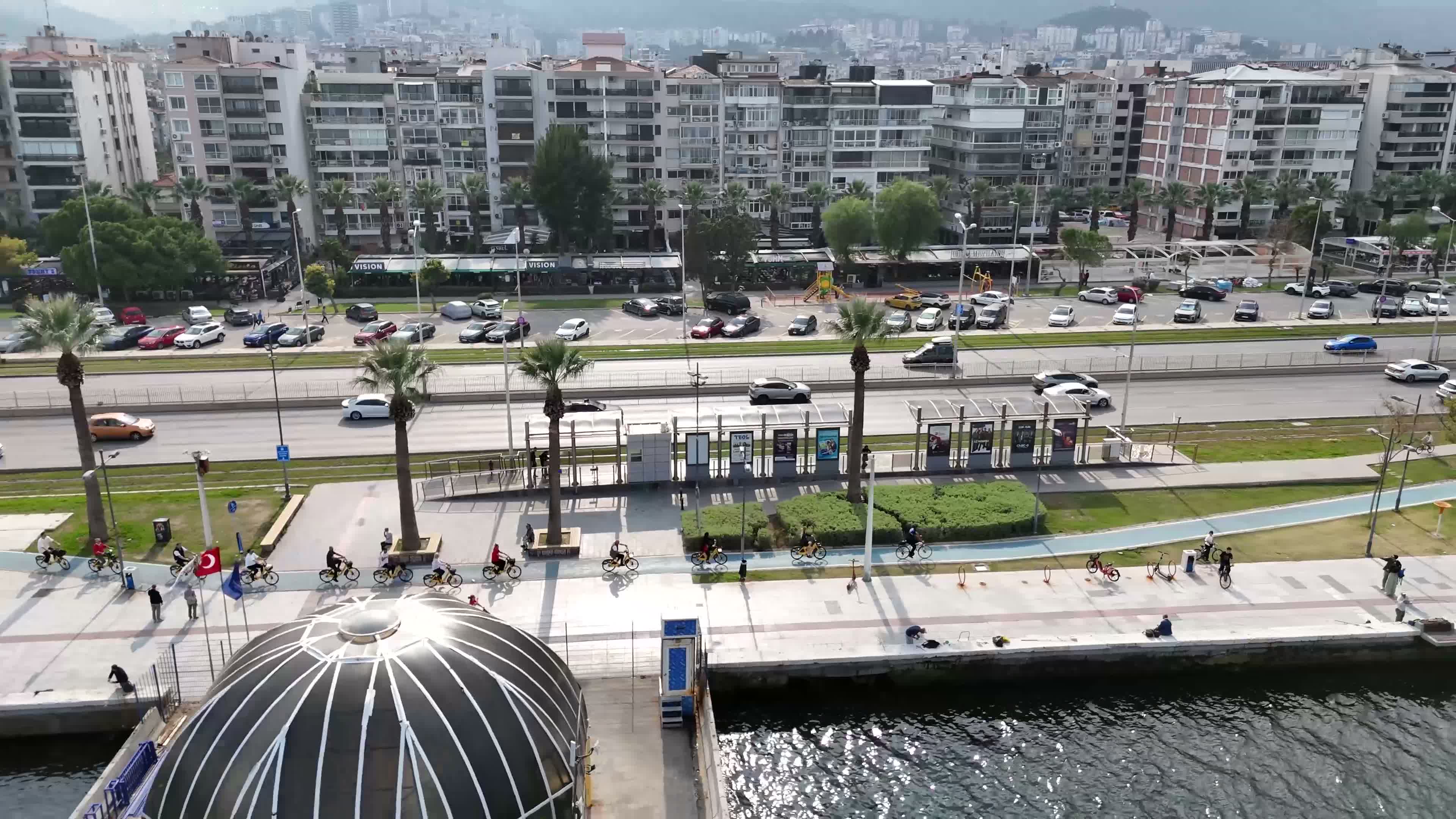 İzmir’de Cumhuriyet coşkusu engelleri aştı