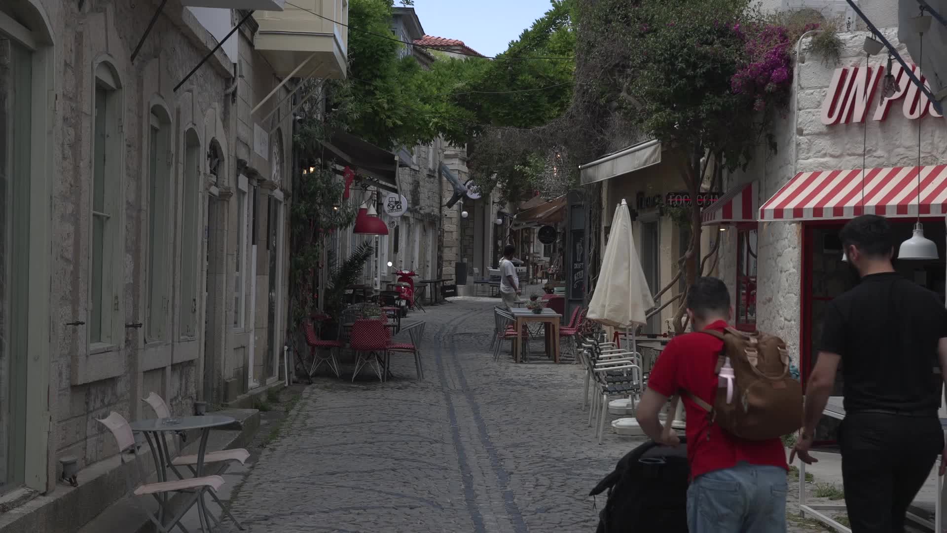Alaçatı’da tabeladan tenteye kadar ortak tasarım dönemi