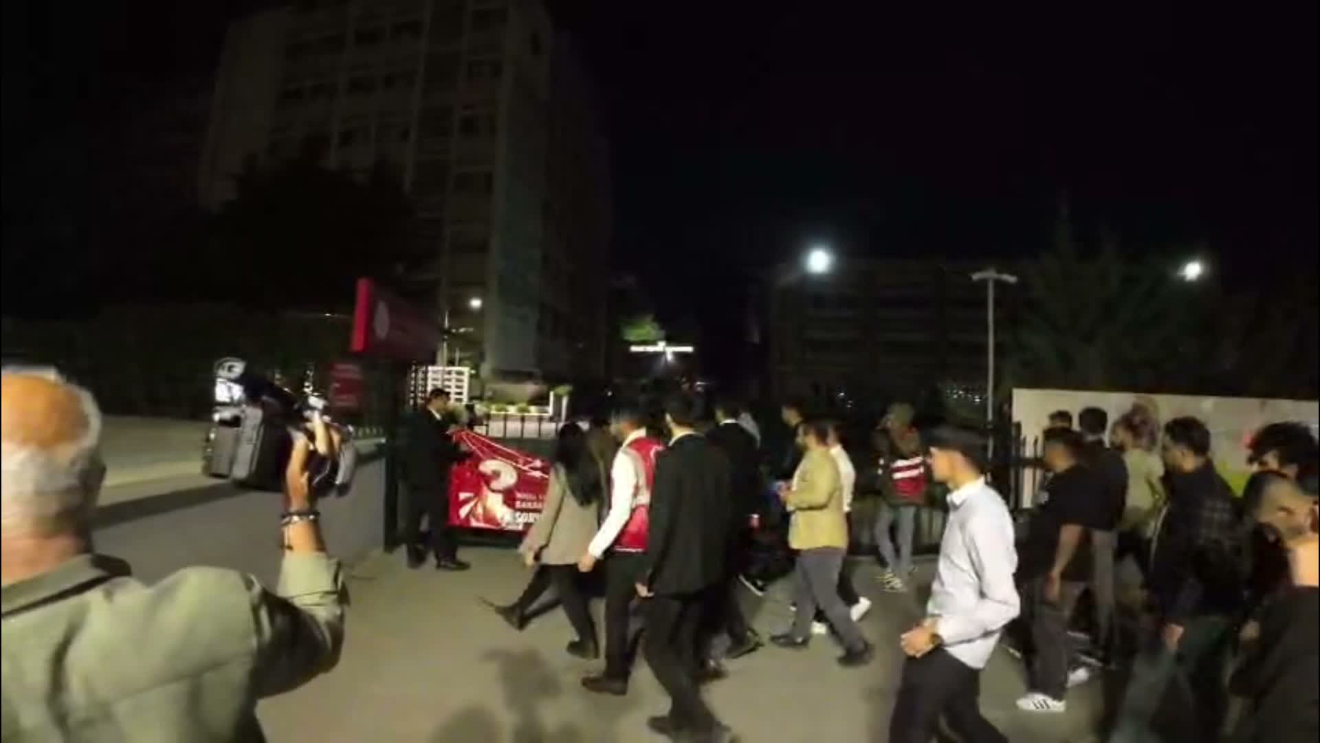 CHP Gençlik Kolları’ndan MEB önünde eylem: Okullarda silah değil, gelecek umudu olmalı