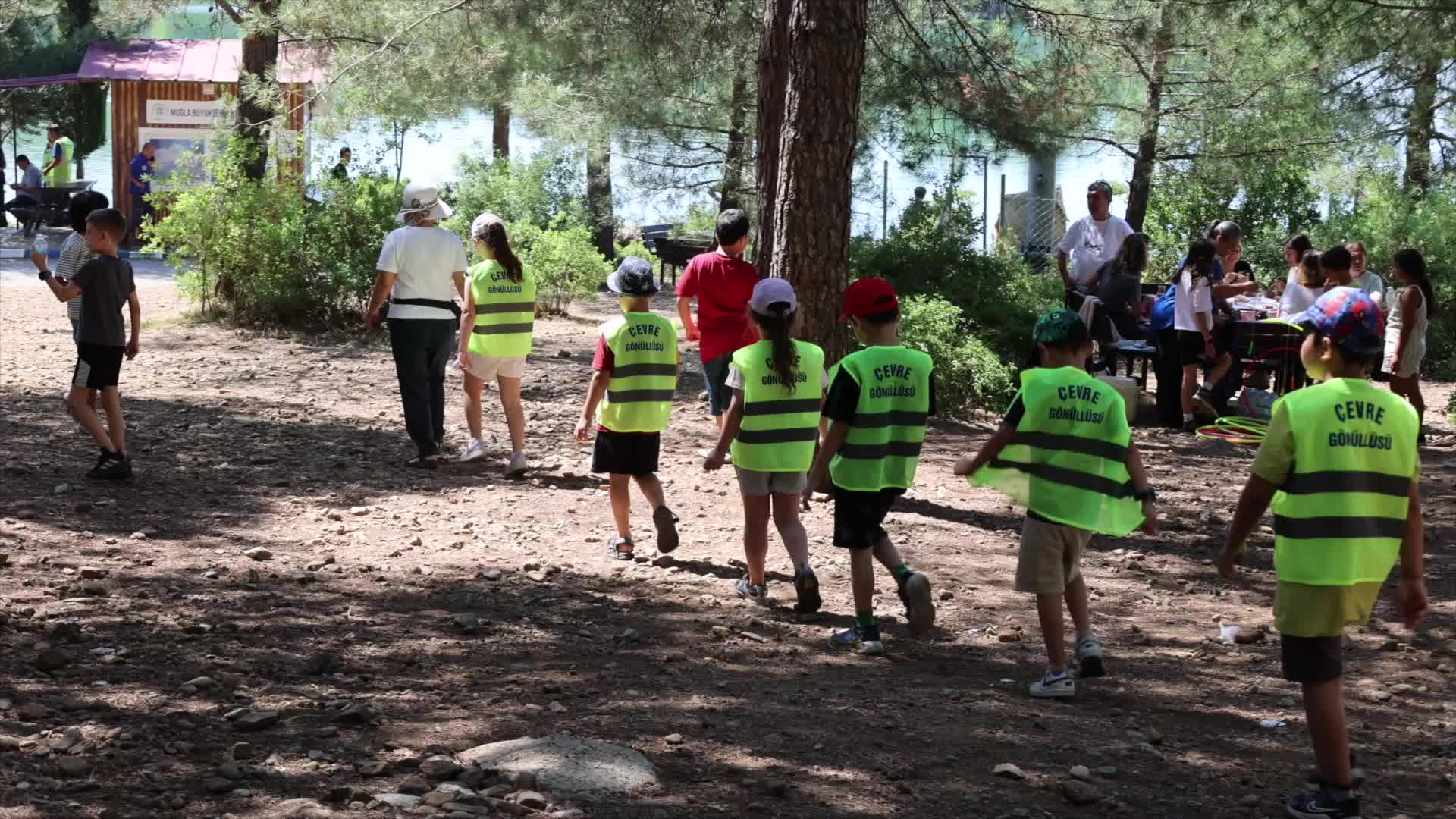 Muğla’da ilkokul öğrencilerinden Ula Göleti çevresinde temizlik etkinliği