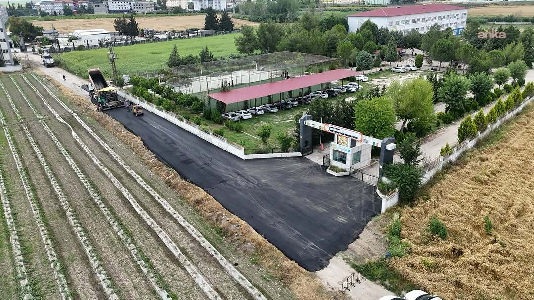 Ceyhan Belediyesi'nden Şehit Zeynep Sağır Anadolu Lisesi yolunda asfalt çalışması