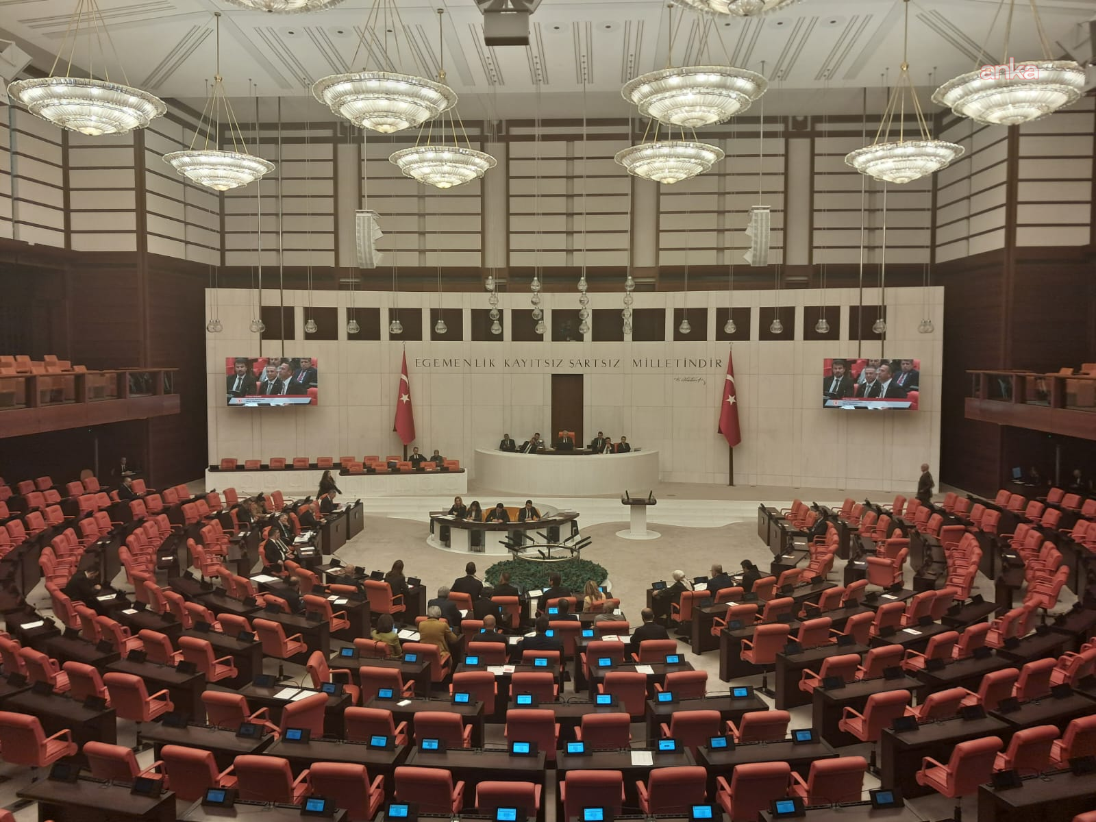 DEM Partili Bozan'dan vekillere: Aranızda çocuğunu okula gönderirken harçlık verememek nedir bileniniz var mı?