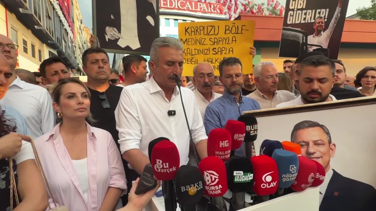 CHP Bursa İl Örgütü’nün demokrasi nöbeti sona erdi: Anahtarı bırakıyoruz ama Bursa’nın iradesini kimseye bırakmıyoruz