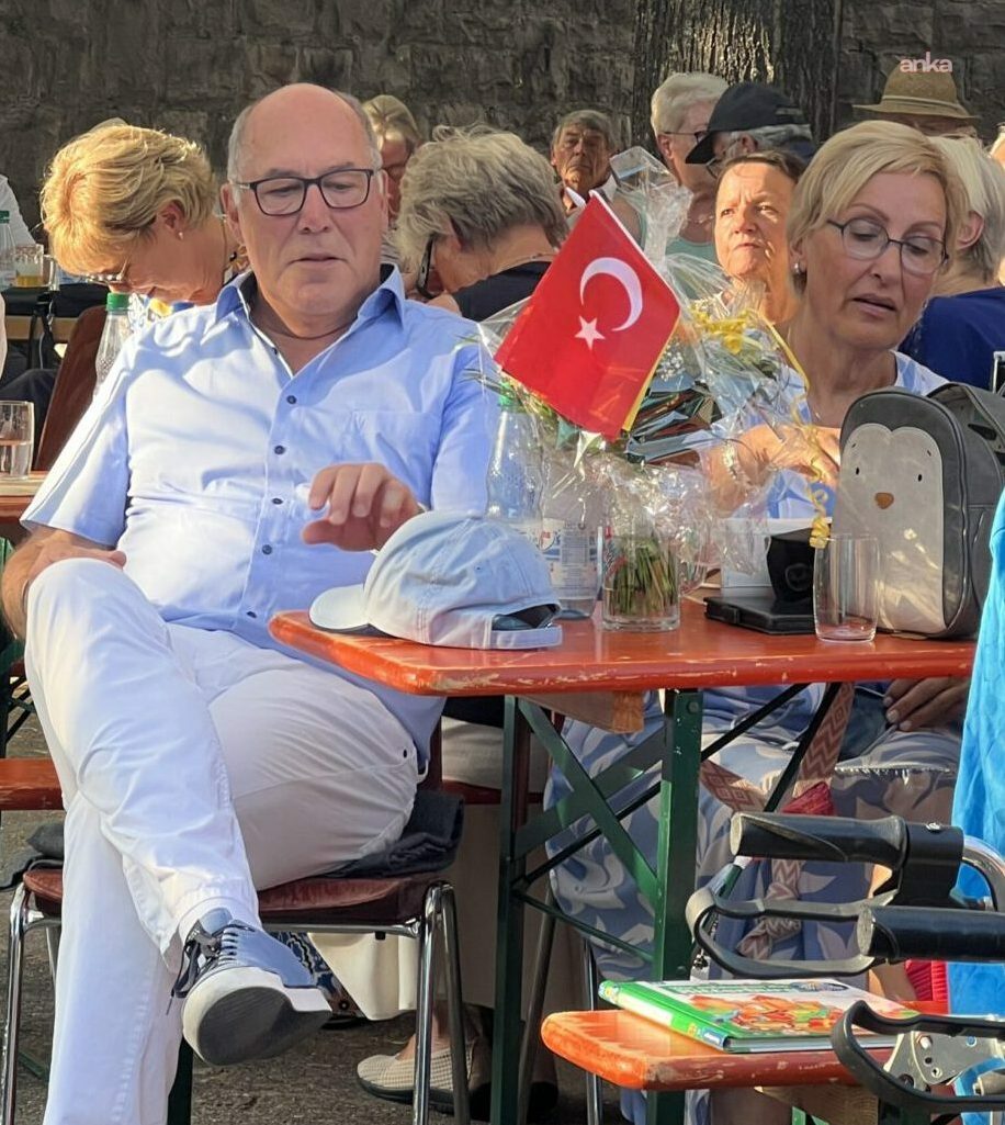 Adana'nın Pozantı ilçesinin kardeş  şehri Margetshöchheim Belediye Başkanı'na Türk Bayraklı veda